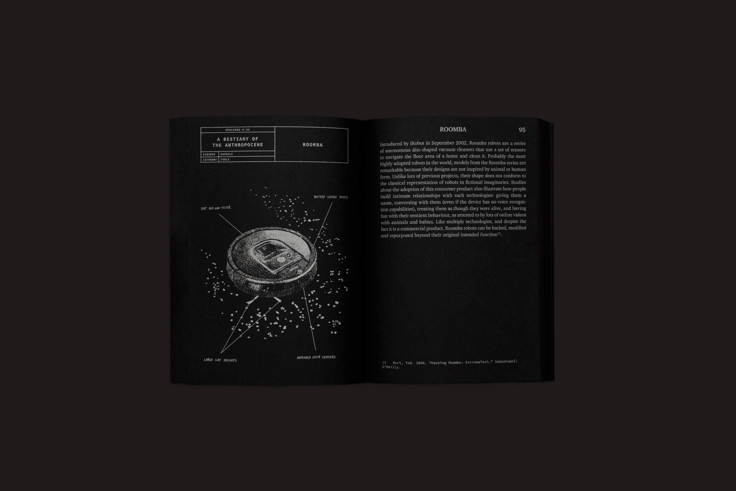 Em um fundo escuro, um livro aberto mostra uma ilustração circular em preto e branco com setas. A página da direita apresenta o texto "BOOKS" com elementos de "A Bestiary of the Anthropocene: Nicolas Nova & Disnovation.org" de Set Margins' nas páginas 94 e 95.