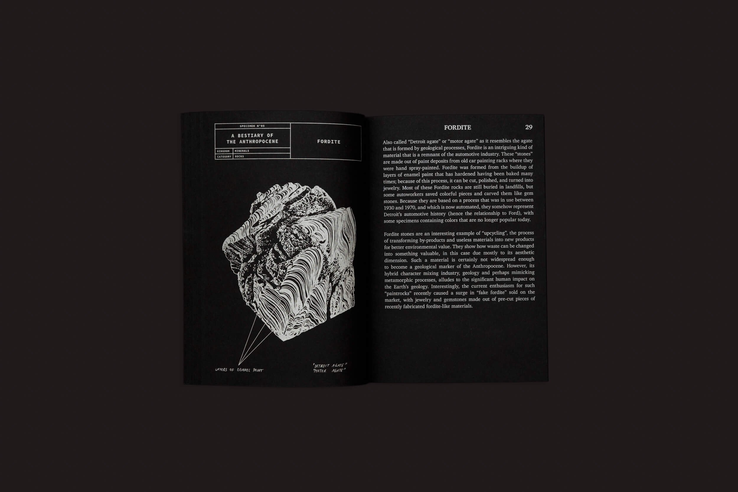 Um livro aberto contra um fundo preto exibe uma ilustração em preto e branco de camadas geológicas. A página da direita explora "Fouette" com anotações, parte do "A Bestiary of the Anthropocene" de Nicolas Nova & Disnovation.org, por Set Margins', explorando narrativas da era pós-natural.