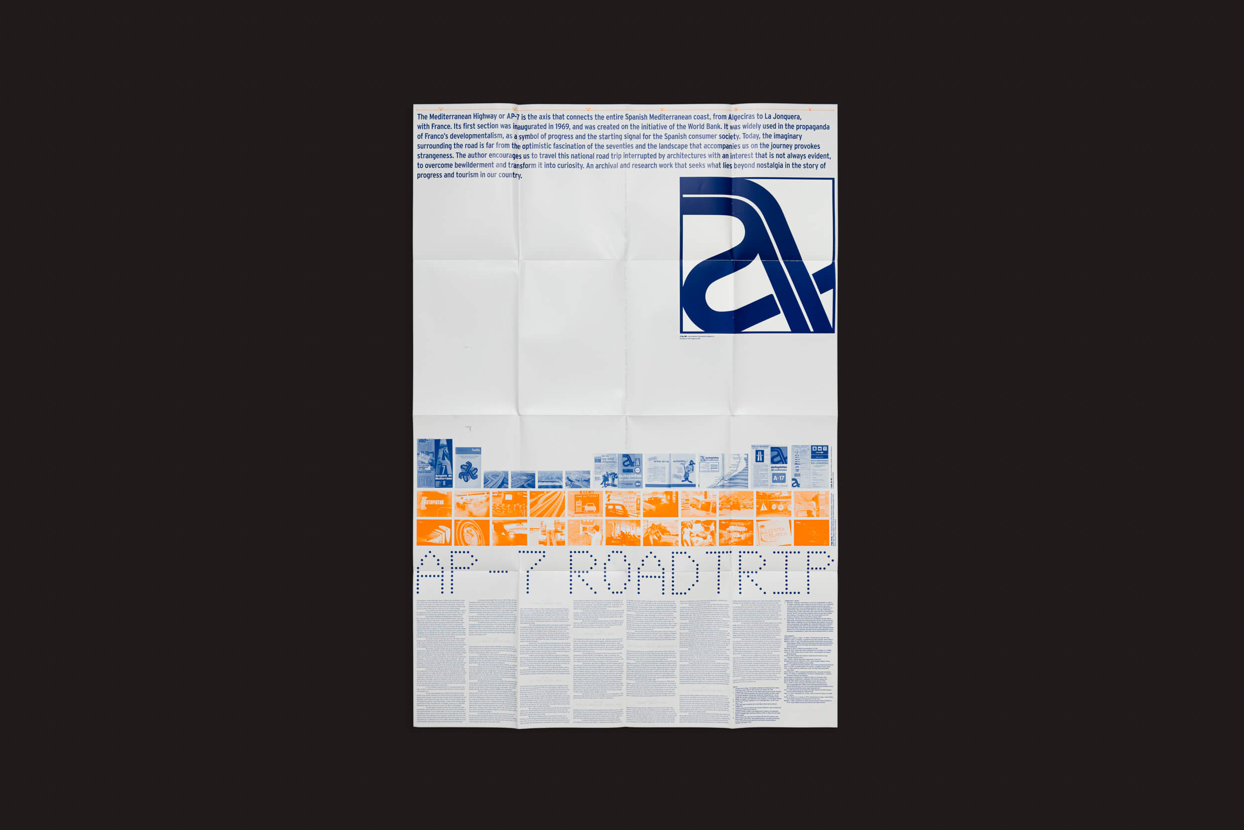 O pôster Maria Aucejo: AP-7 Roadtrip da Handshake apresenta um design moderno com uma mistura de texto e gráficos, incluindo um logotipo azul e branco proeminente que lembra a letra A. Abaixo, há imagens em laranja e azul alinhadas com texto sobre uma viagem panorâmica pela Autoestrada Mediterrânea AP-7, na Espanha.