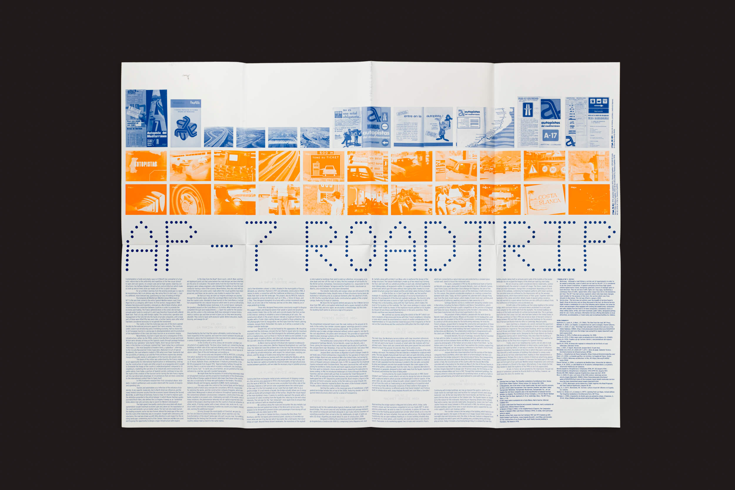 O pôster Maria Aucejo: AP-7 Roadtrip da Handshake apresenta grandes letras azuis pontilhadas destacando a beleza da Autoestrada Mediterrânea. Uma grade de imagens azuis e laranja no topo captura cenas de viagem na Espanha, com colunas de texto azuis abaixo em um fundo branco nítido.