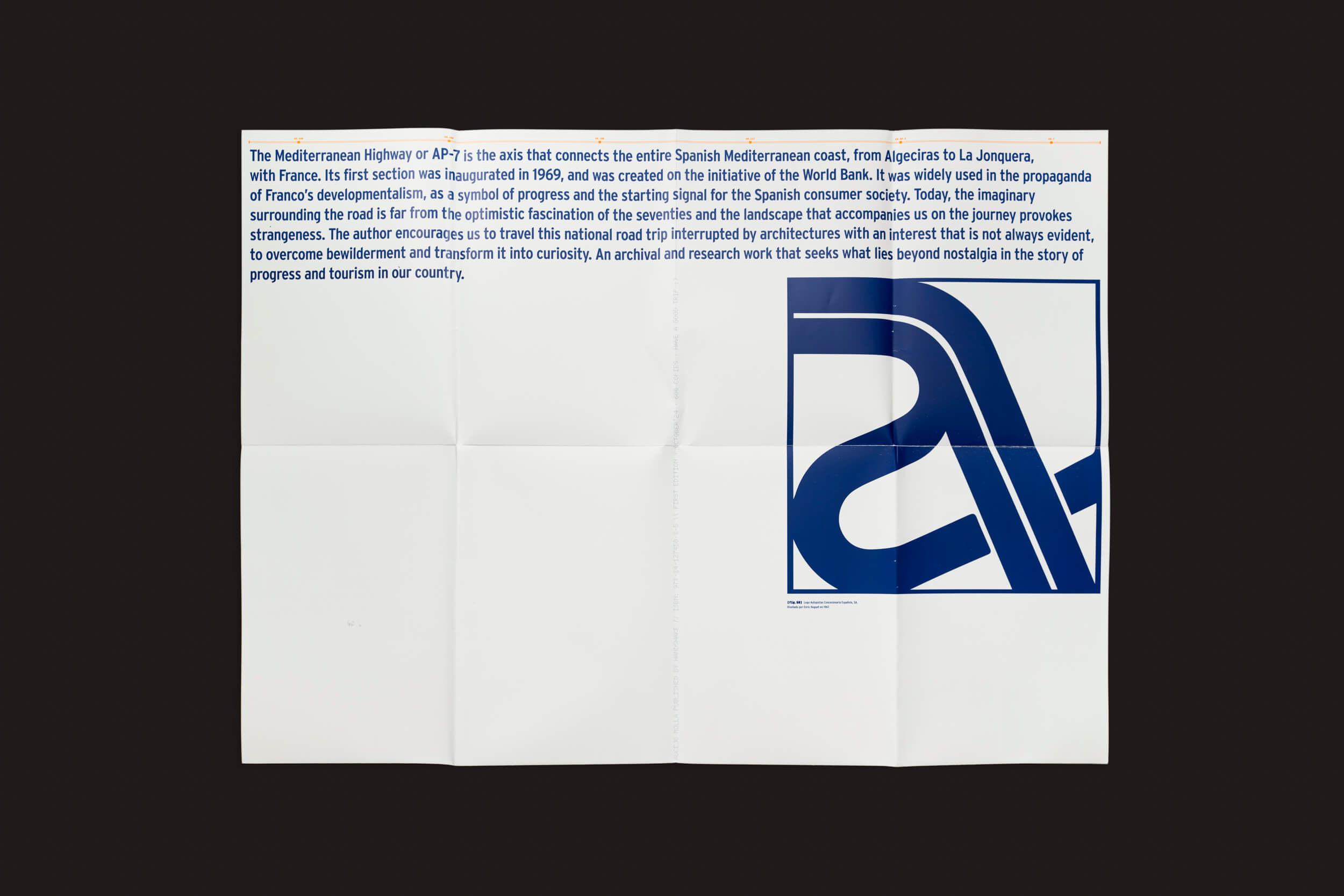 O pôster dobrado Maria Aucejo: AP-7 Roadtrip da Handshake destaca o papel essencial da Rodovia Mediterrânea de Algeciras a La Jonquera, enfatizando sua importância histórica e econômica na Espanha. Um grande design estilizado de A azul é destacado à direita.