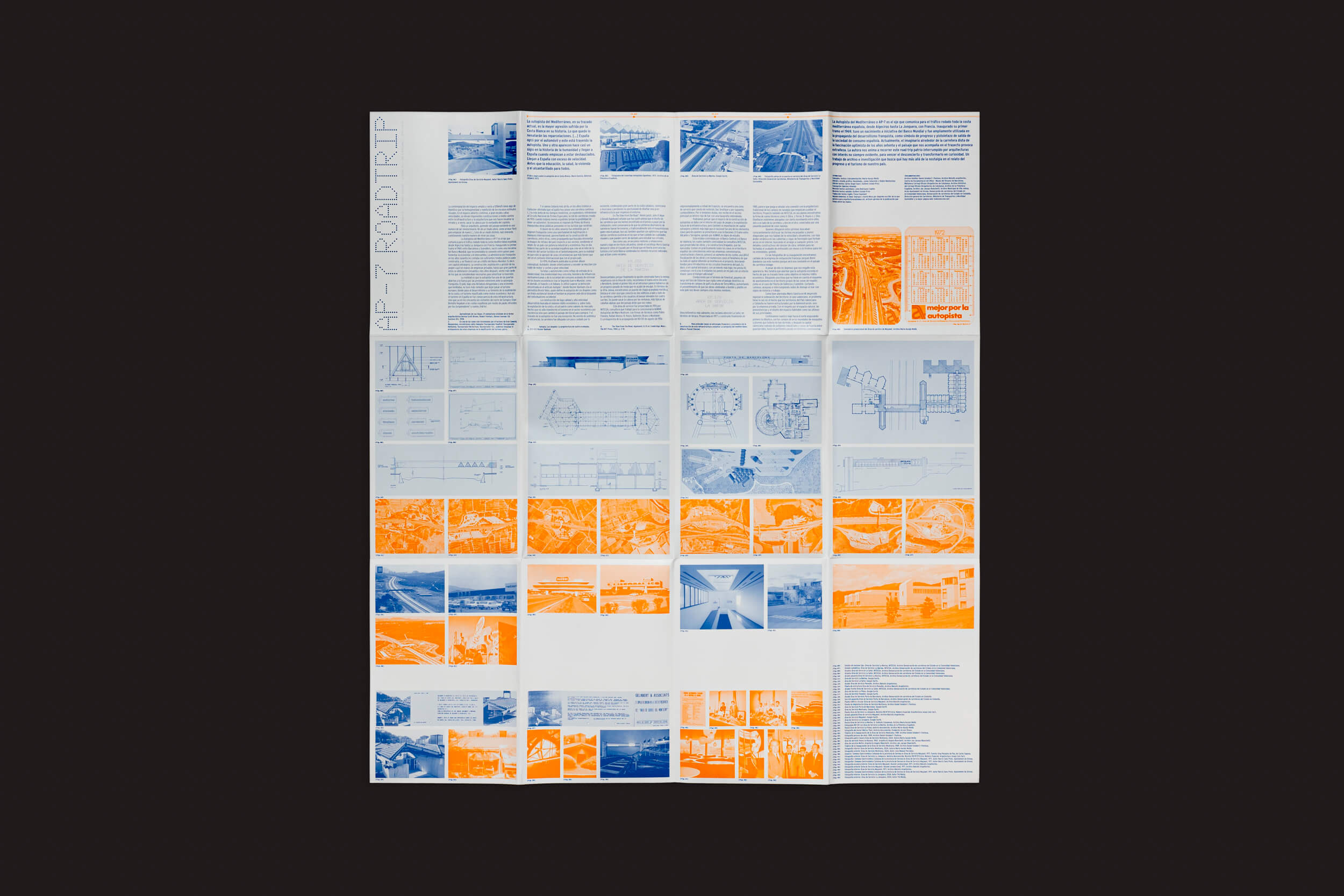 O pôster Maria Aucejo: AP-7 Roadtrip da Handshake exibe imagens, textos, diagramas e mapas em azul e laranja da Autoestrada Mediterrânea na Espanha. Seu layout de grade mescla visuais arquitetônicos e rodoviários com blocos de texto descritivos.