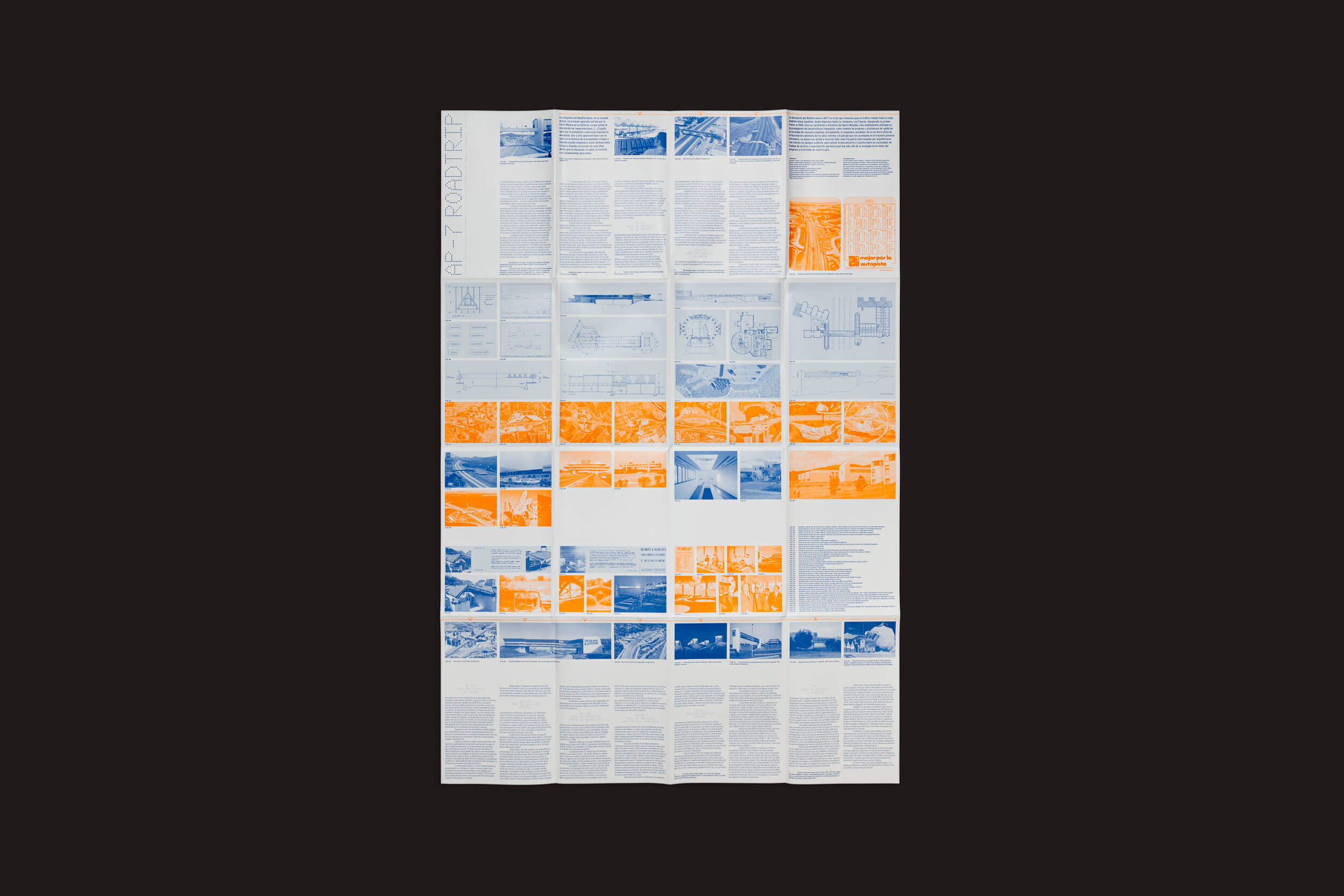 Uma folha informativa dobrada apresenta uma grade de texto, diagramas e fotos em azul e laranja em um fundo preto, exibindo imagens arquitetônicas e descrições que destacam a influência da Espanha na Autoestrada Mediterrânea. Produto: Maria Aucejo: AP-7 Roadtrip por Handshake.