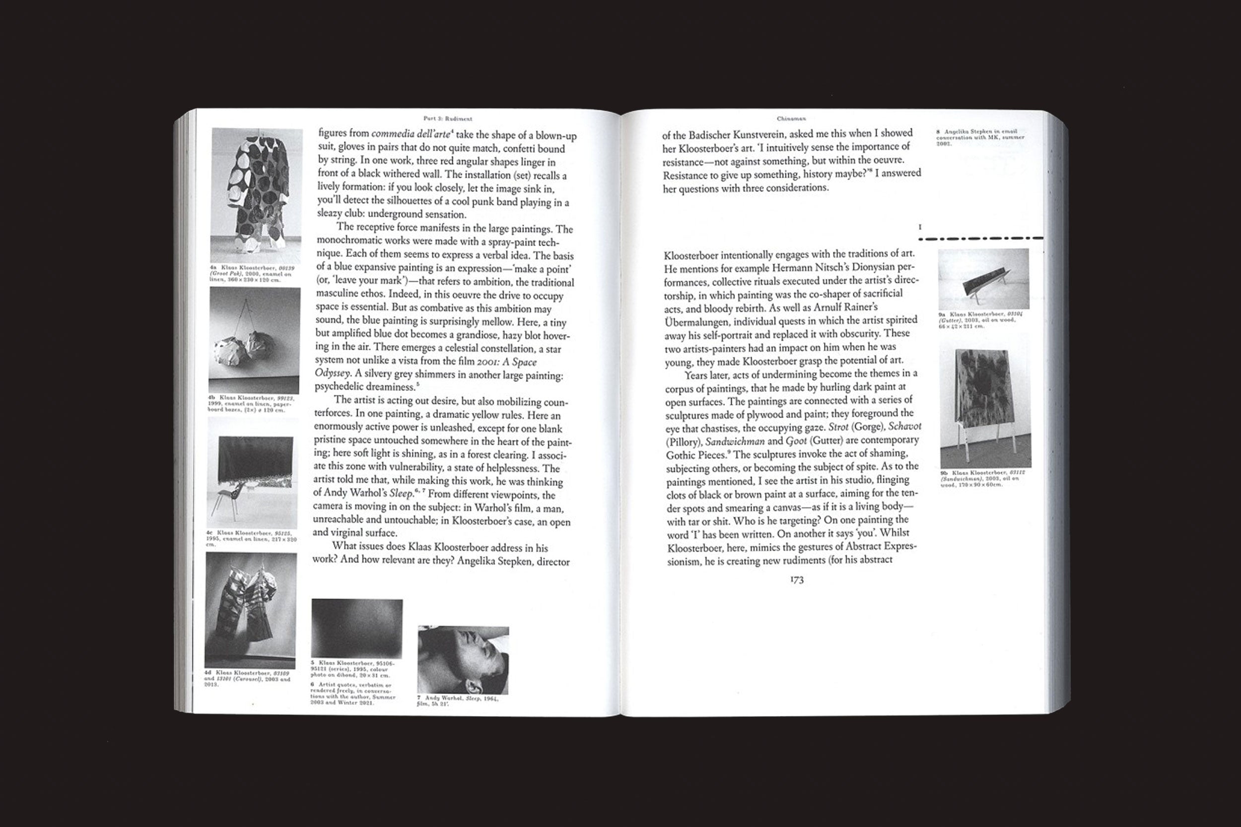 Um livro aberto, Beautiful Madness - Art Writing as Art Curating: Mark Kremer by Valiz, mostra duas páginas com blocos de texto e pequenas imagens em preto e branco com legendas na margem esquerda; o fundo preto reflete seu estilo curatorial cuidadoso.