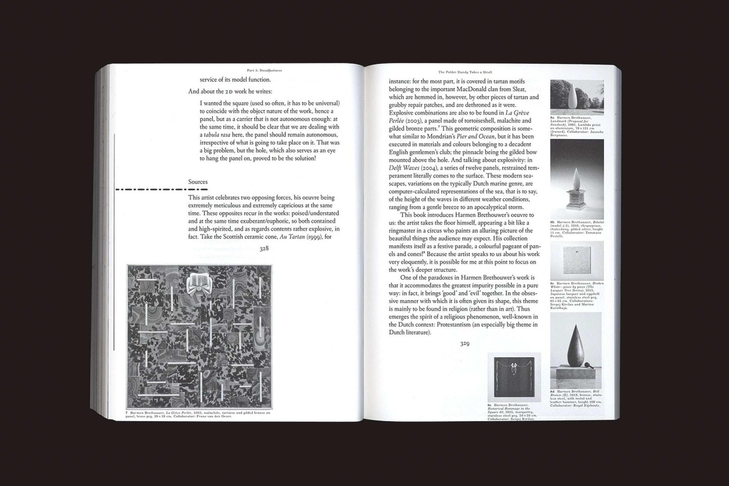 Uma cópia aberta de "Beautiful Madness - Art Writing as Art Curating: Mark Kremer", de Valiz, repousa em uma superfície escura, revelando texto e fotos em preto e branco de estátuas, obras de arte e pontos de referência - ideal para inspirar a escrita sobre arte e prática artística.