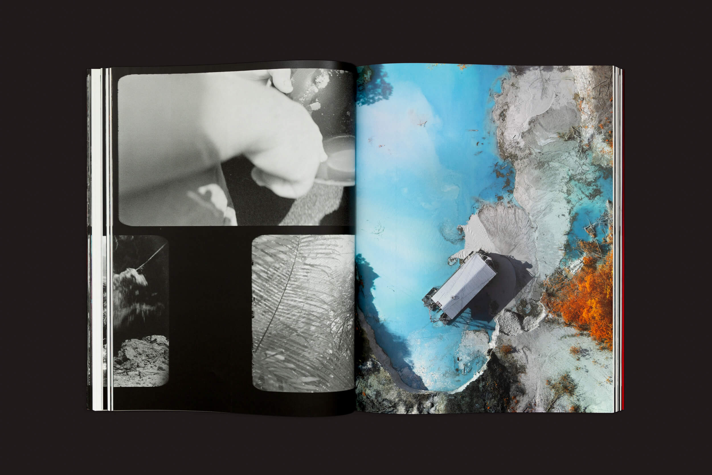 Um livro aberto sobre uma superfície escura de Richard Mosse: Broken Spectre, da Loose Joints. A página da esquerda tem fotos em preto e branco de uma mão e texturas, enquanto a da direita mostra uma vista aérea colorida de uma estrutura em água azul com tons terrosos, sutilmente aludindo a crimes ambientais em meio à natureza.