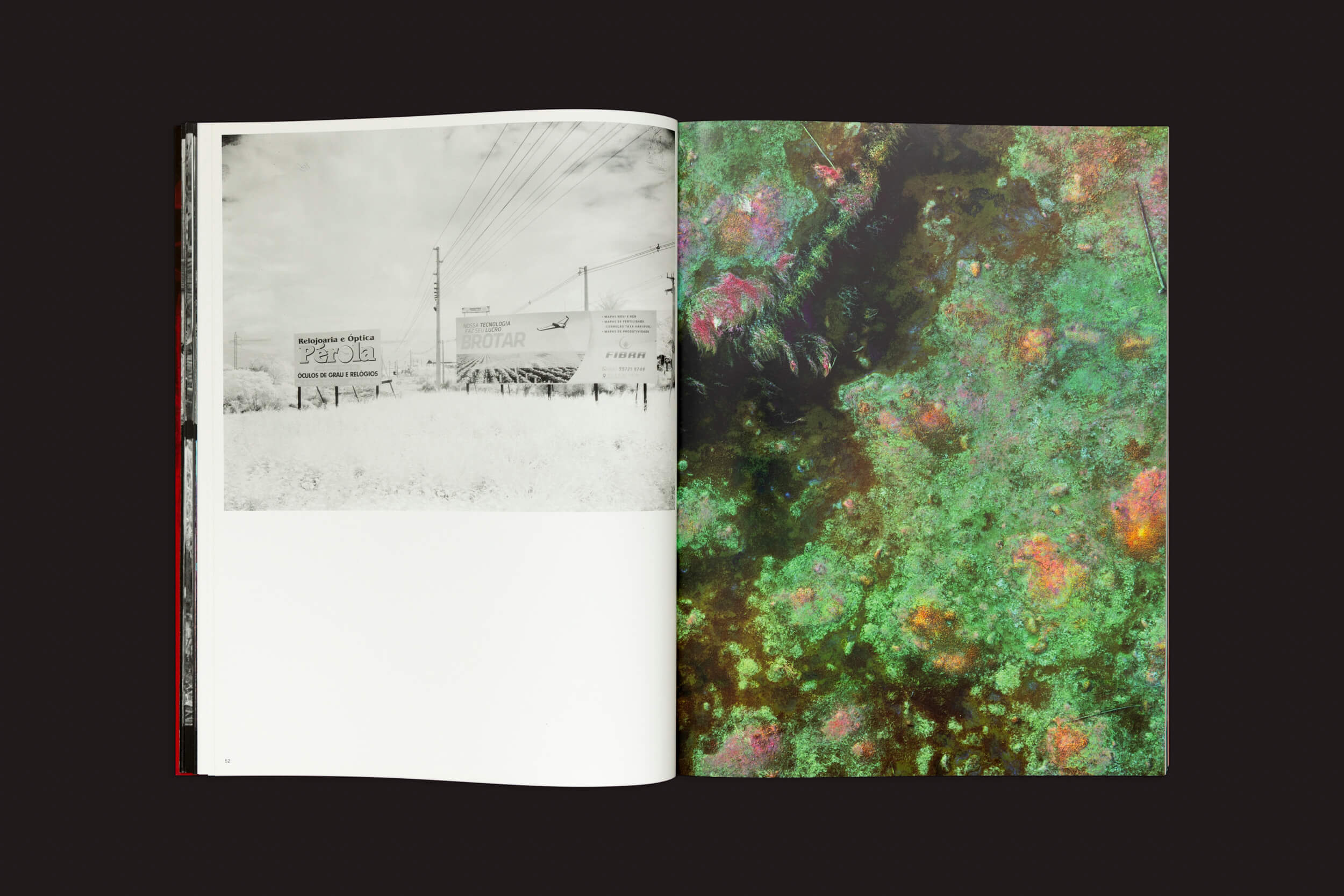 Em Richard Mosse: Broken Spectre, de Loose Joints, um livro aberto exibe uma foto em preto e branco de placas de sinalização em uma página, combinada com um padrão abstrato verde e rosa vibrante sobre um fundo preto na outra, sugerindo sutilmente a mudança climática.