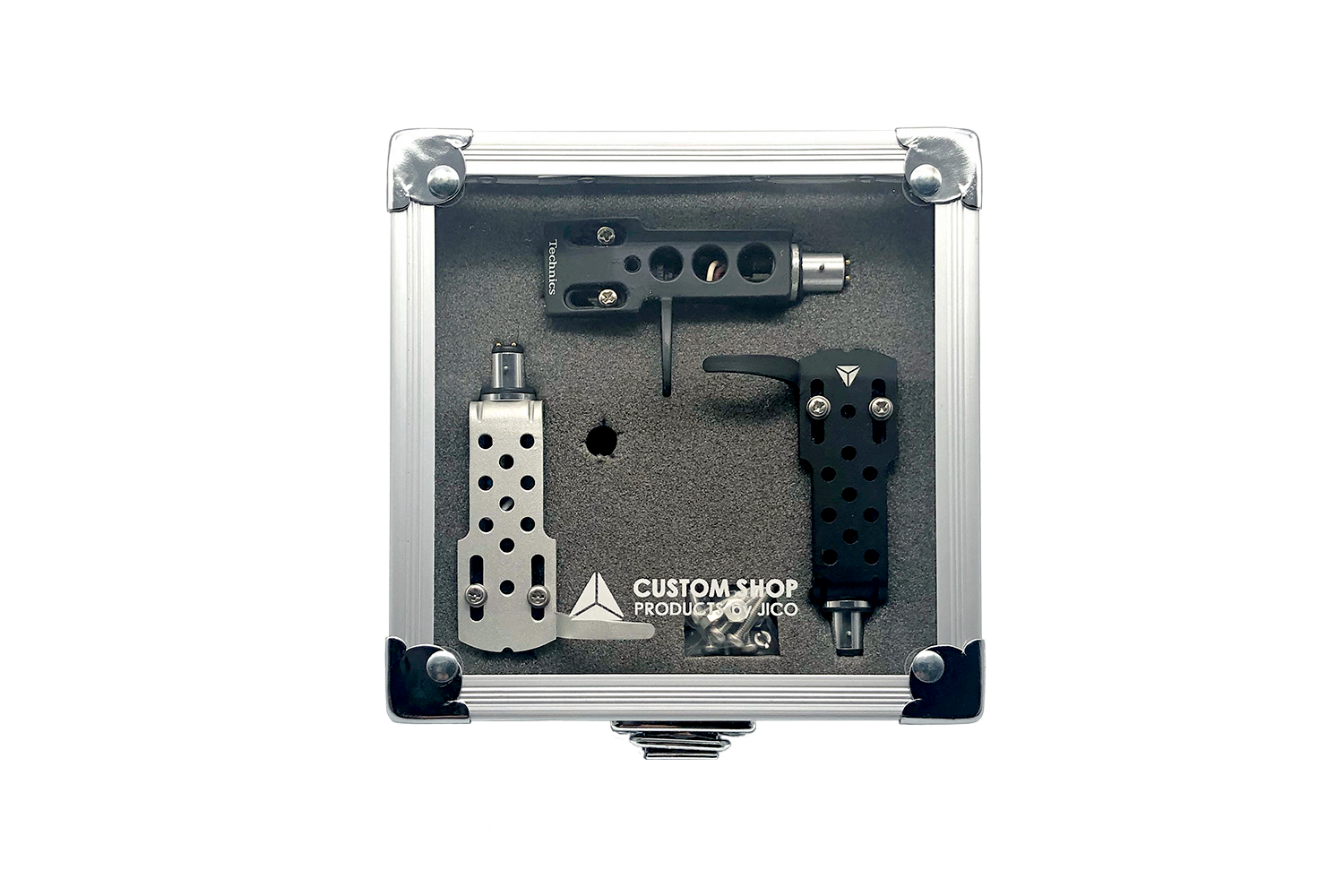 O Jico CARTRIDGE CASE CSS-JCC - case para cápsulas comporta três componentes usinados com precisão, com desenhos perfurados e fixados em espuma preta, além de um saco de parafusos. Em seu interior, a inscrição "CUSTOM SHOP PRODUCTO MEXICO" destaca suas cápsulas montadas de qualidade.