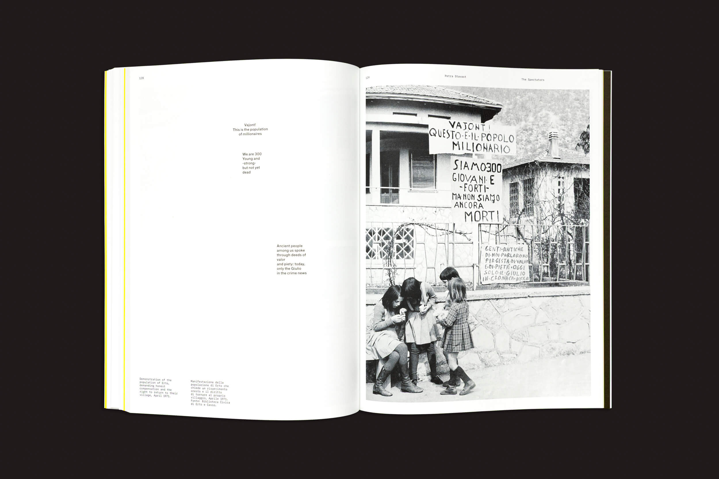 CALAMITA/À – Uma investigação sobre a catástrofe de Vajont: v/a da Fw:Books apresenta uma foto em preto e branco de cinco crianças em uma calçada com grafites italianos sobre o desastre de Vajont; a página da esquerda é composta principalmente de espaços em branco, evocando pesquisa artística.