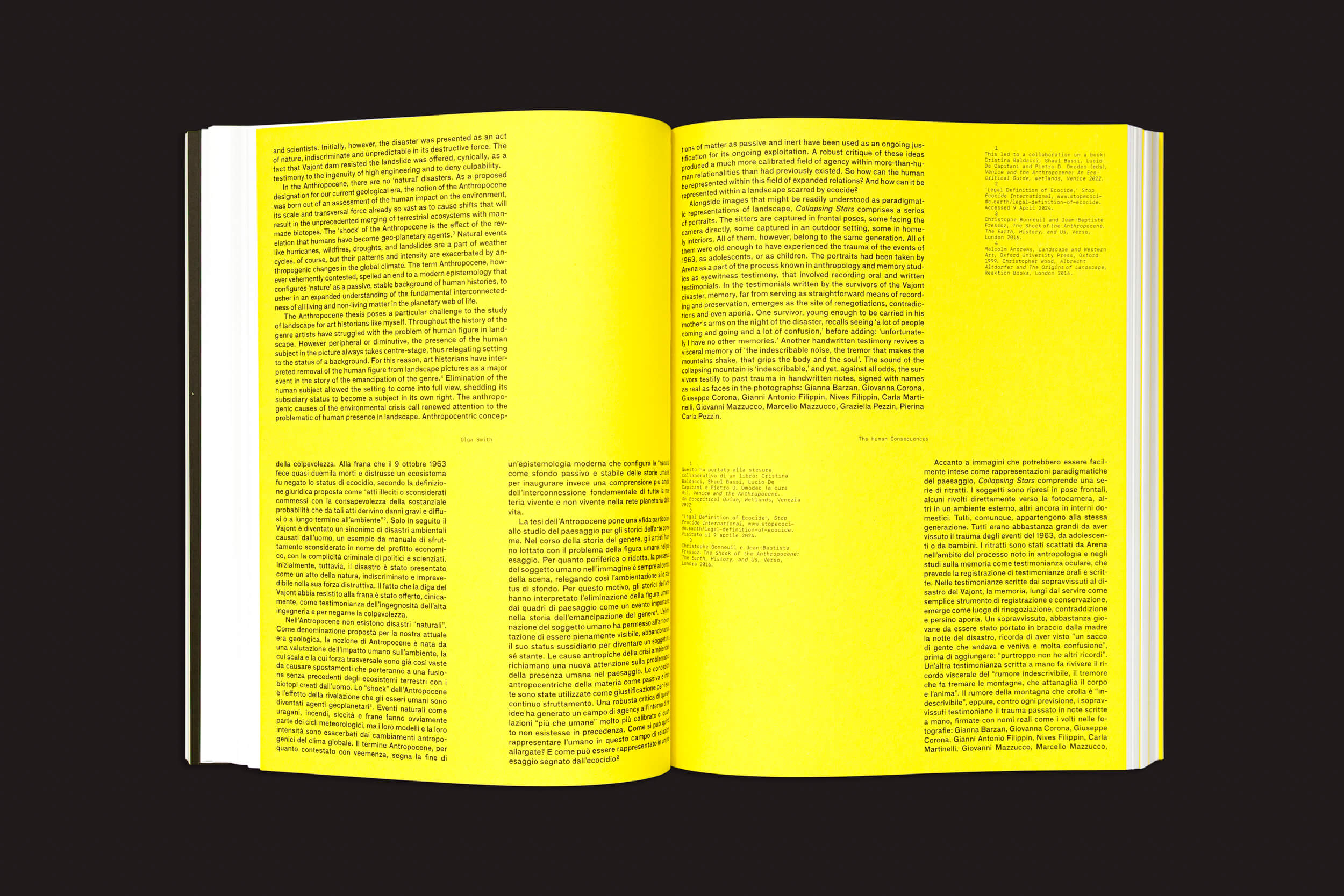 Um livro aberto com páginas amarelas vivas, densamente preenchidas com texto preto em várias colunas, sobre um fundo escuro — visualmente inspirado em CALAMITA/À – Uma investigação sobre a catástrofe de Vajont: v/a da Fw:Books.