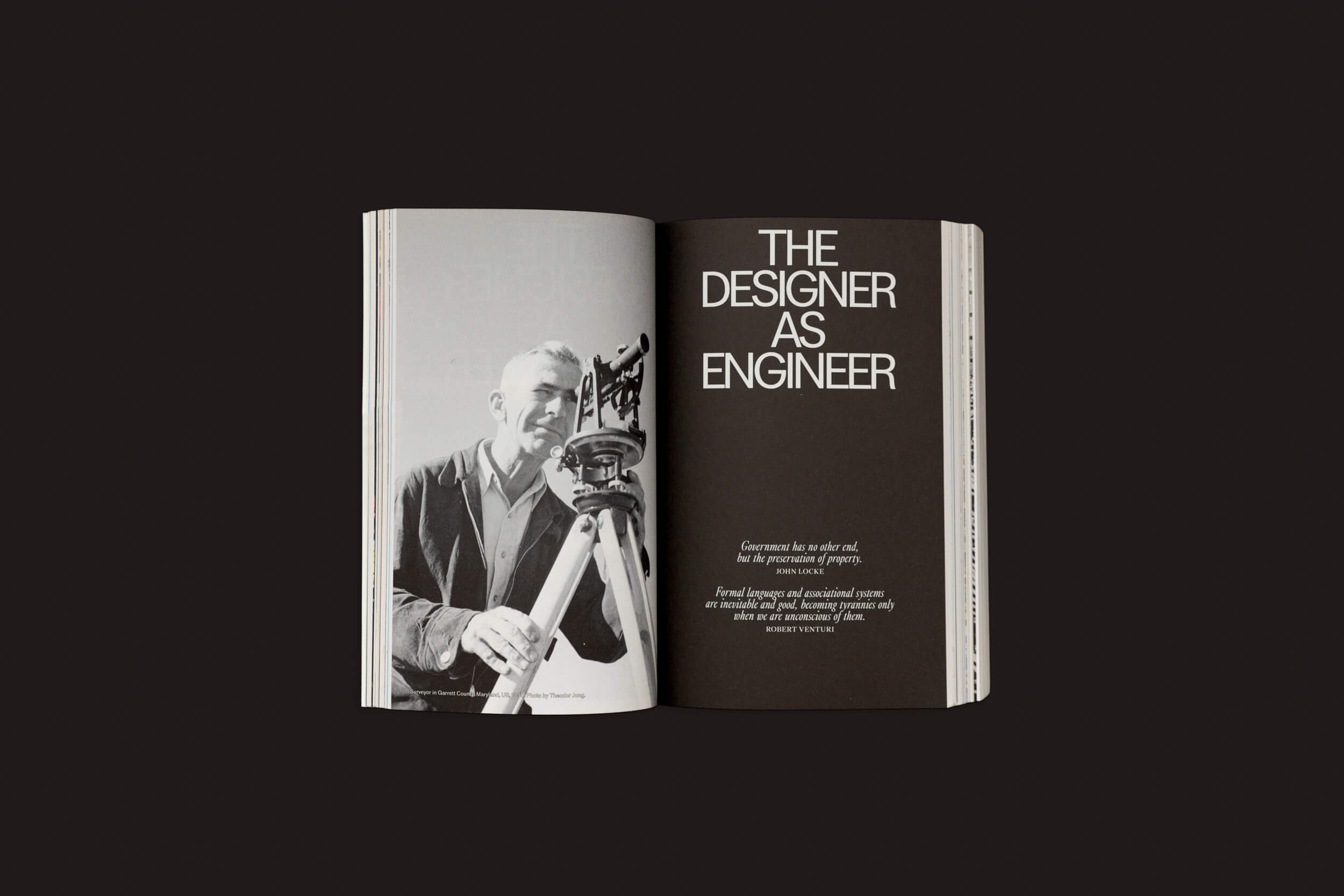 Um livro aberto mostra uma foto em preto e branco de alguém com um teodolito à esquerda. À direita, "THE DESIGNER AS ENGINEER" é intitulado, apresentando uma citação sobre o papel da engenharia em práticas de design gráfico socialmente conscientes de "Caps Lock" de Ruben Pater, Valiz.