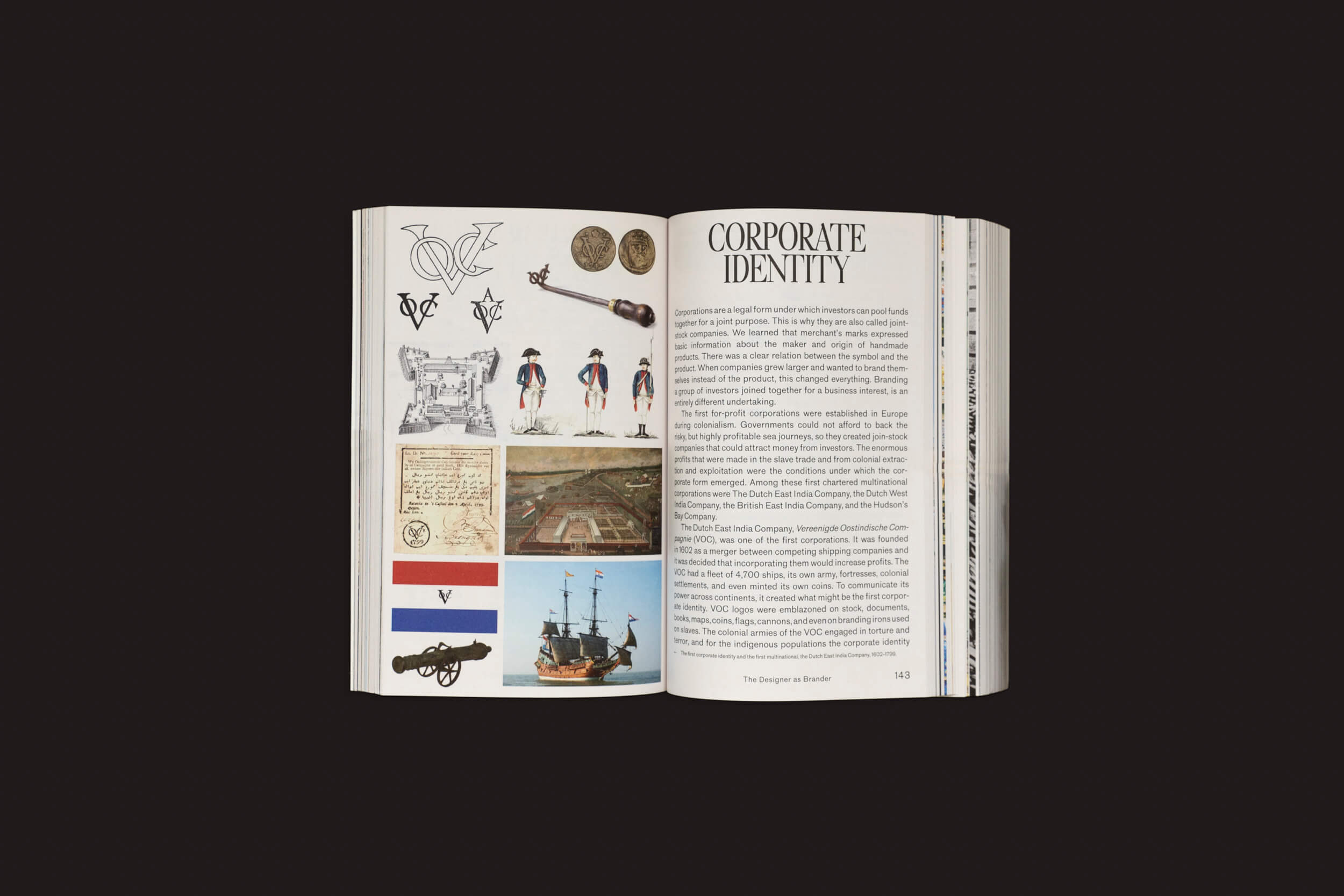 Um livro aberto sobre um fundo escuro exibe "Caps Lock - Como o capitalismo tomou conta do design gráfico e como escapar dele", de Ruben Pater (Valiz), com texto, símbolos, figuras históricas, moedas, um navio e emblemas com imagens e texto em bloco em um layout gráfico equilibrado.