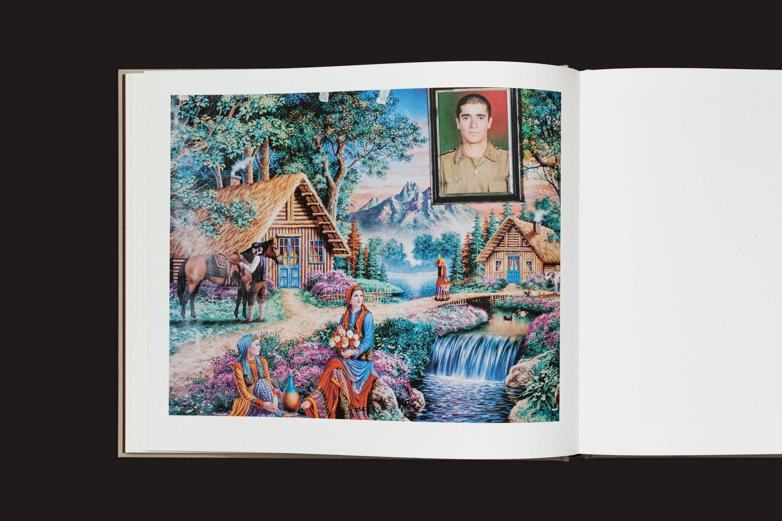 Um livro aberto intitulado Caspian: A Southern Reflection de Khashayar Javanmardi, da Loose Joints, apresenta uma cena de vila colorida com chalés, um cavalo e um riacho. Uma pessoa colhe flores perto da água, ponderando sobre a mudança climática, com um retrato inserido de um homem uniformizado no topo.