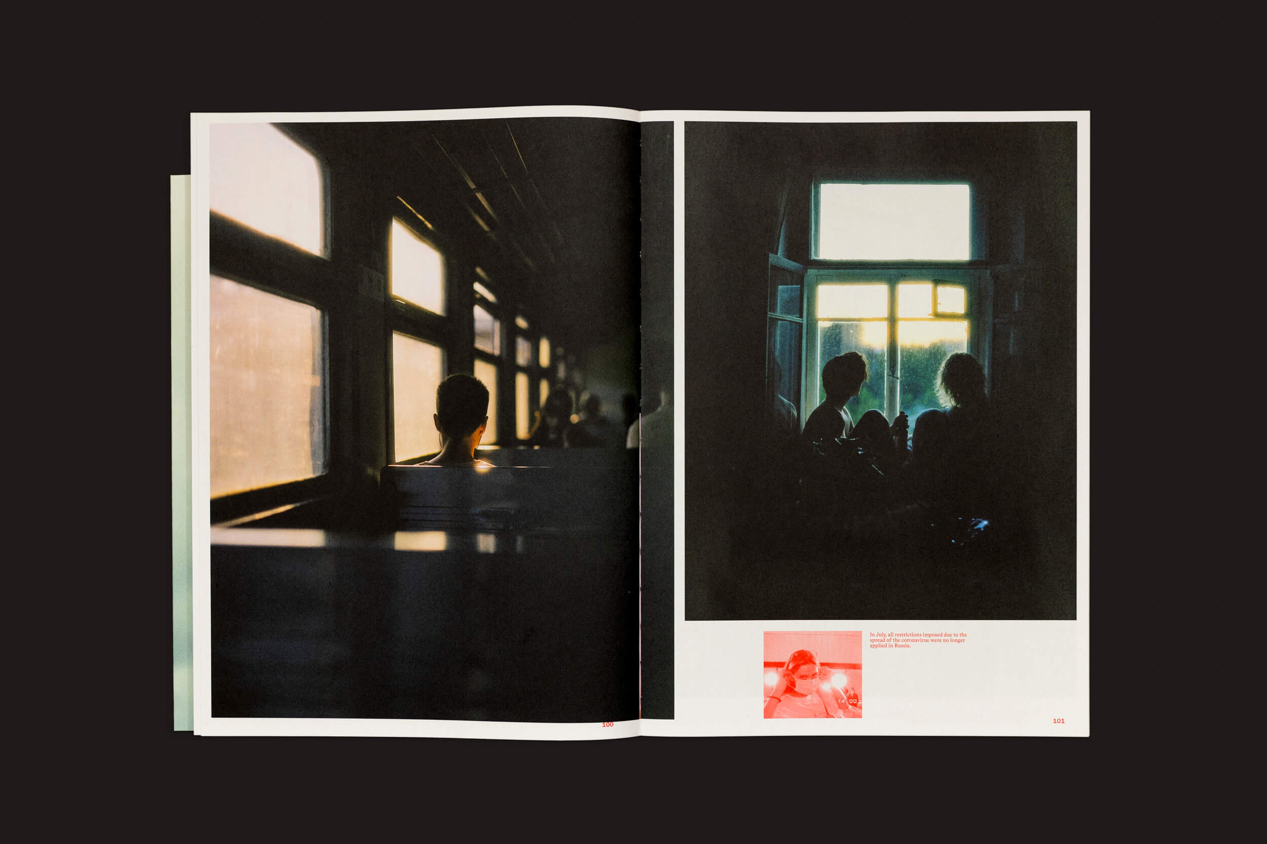 Em uma revista aberta, imagens sombrias aparecem: uma figura olha pela janela de um trem à esquerda e silhuetas se reúnem perto da luz fraca à direita. Contra um fundo escuro, uma seção vermelha sussurra Toma Gerzha: Control Refresh de The Eriskay Connection, sugerindo a Geração Z russa.