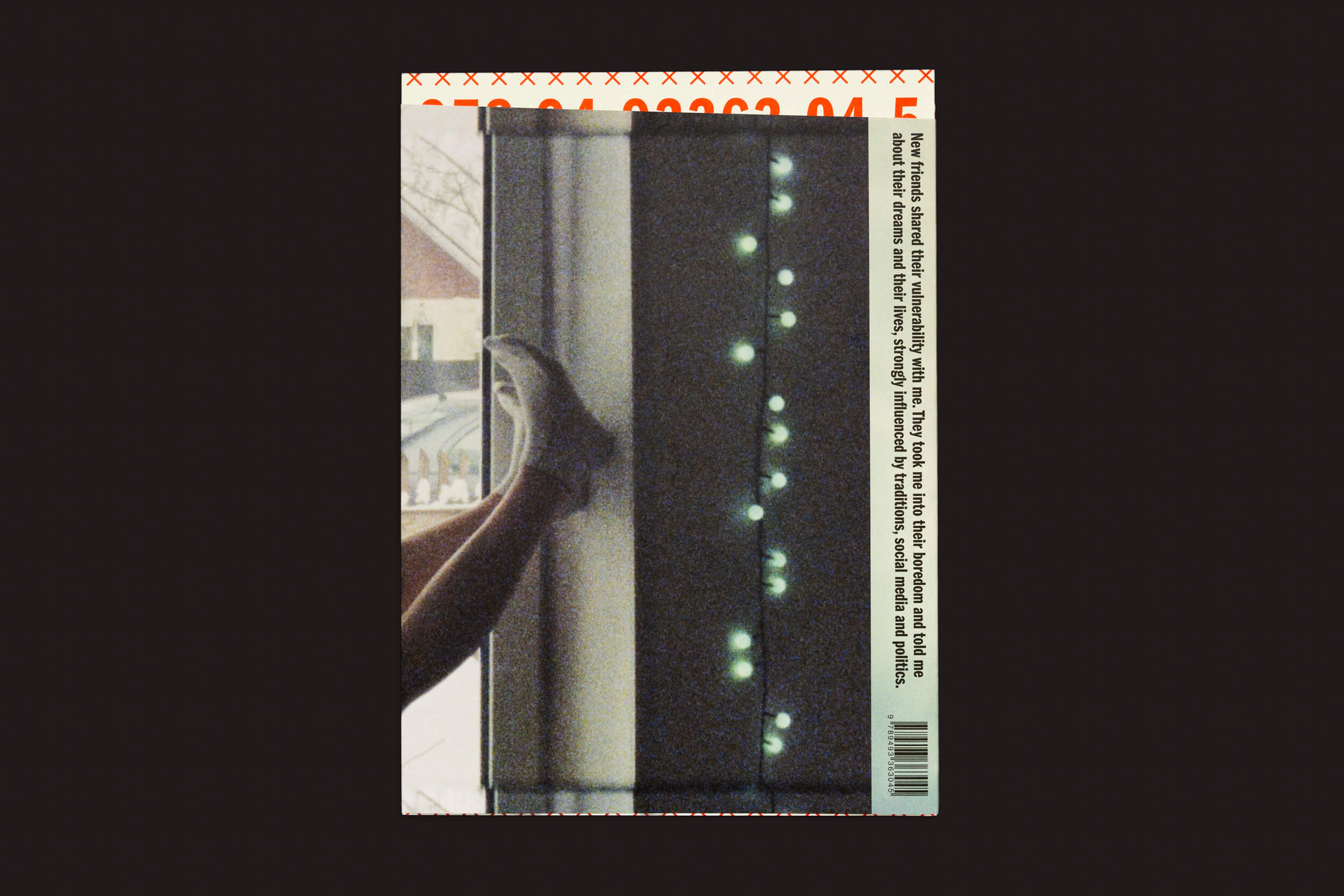 Uma pessoa da Geração Z, provavelmente da Rússia, está com um pé na borda usando uma meia, olhando para fora de uma janela adornada com pequenas luzes azuis. Texto vertical e um código de barras estão ao lado deles. A cena é melancólica e contemplativa. Toma Gerzha: Control Refresh de The Eriskay Connection é destaque.