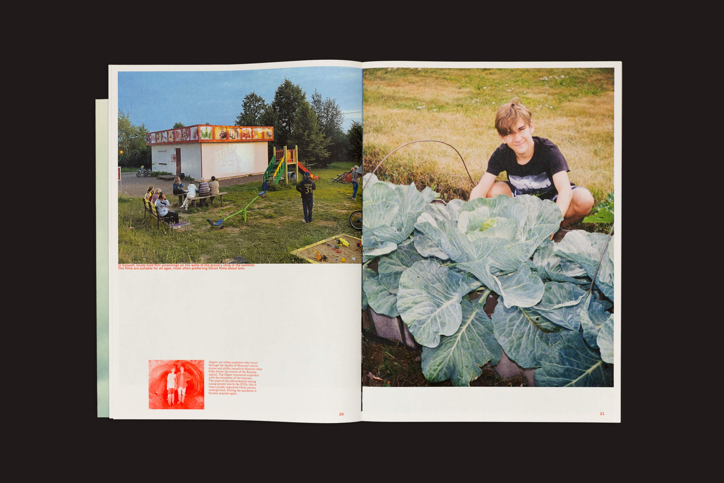 Uma revista aberta mostra duas imagens: à esquerda, pessoas se reúnem perto de um playground e de um prédio; à direita, um indivíduo agachado ao lado de grandes plantas de repolho, refletindo Control Refresh, de Toma Gerzha, da The Eriskay Connection.