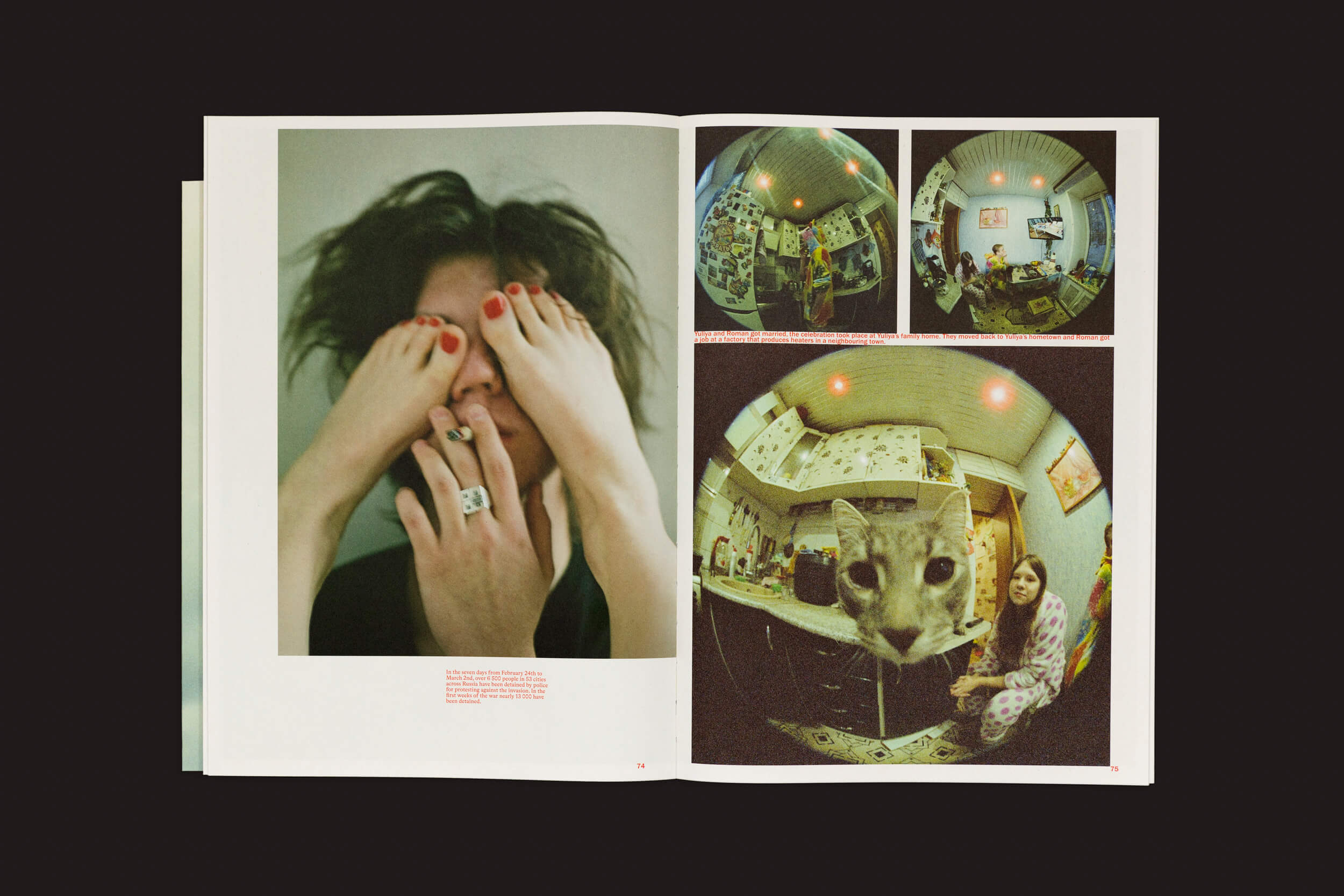 Uma revista aberta do Toma Gerzha: Control Refresh do The Eriskay Connection mostra uma imagem borrada de alguém com os olhos cobertos na página da esquerda. A página da direita exibe três fotos com lente olho de peixe: uma sala desorganizada, a mesma sala com uma figura sentada — uma essência da Geração Z russa — e um close-up do rosto de um gato.