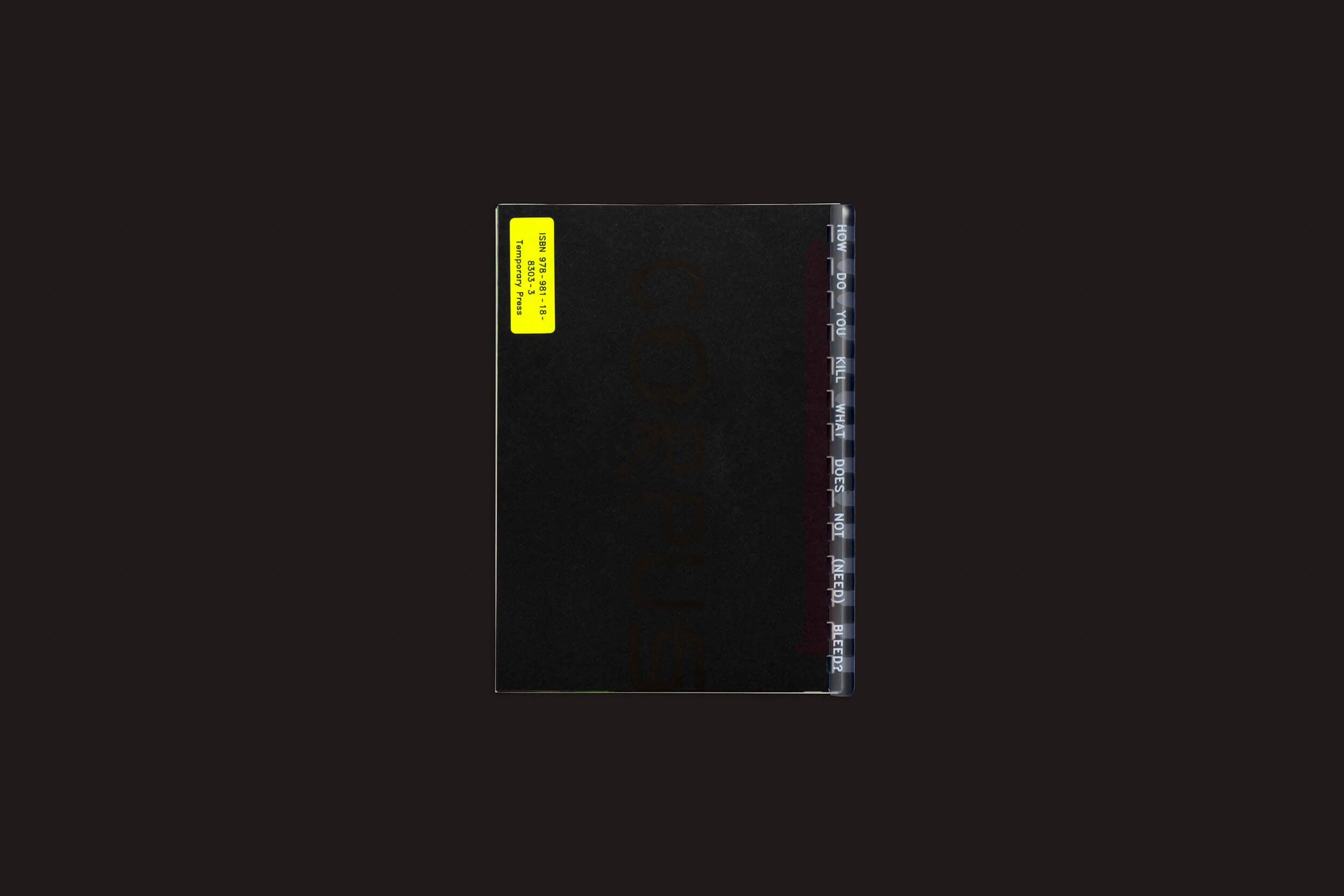 Um livro preto intitulado Darius Ou: Corpus pela Temporary Press repousa sobre um fundo escuro. Projetado pelo gráfico Darius Ou, ele apresenta abas etiquetadas na lombada e um adesivo amarelo no canto superior esquerdo da capa.