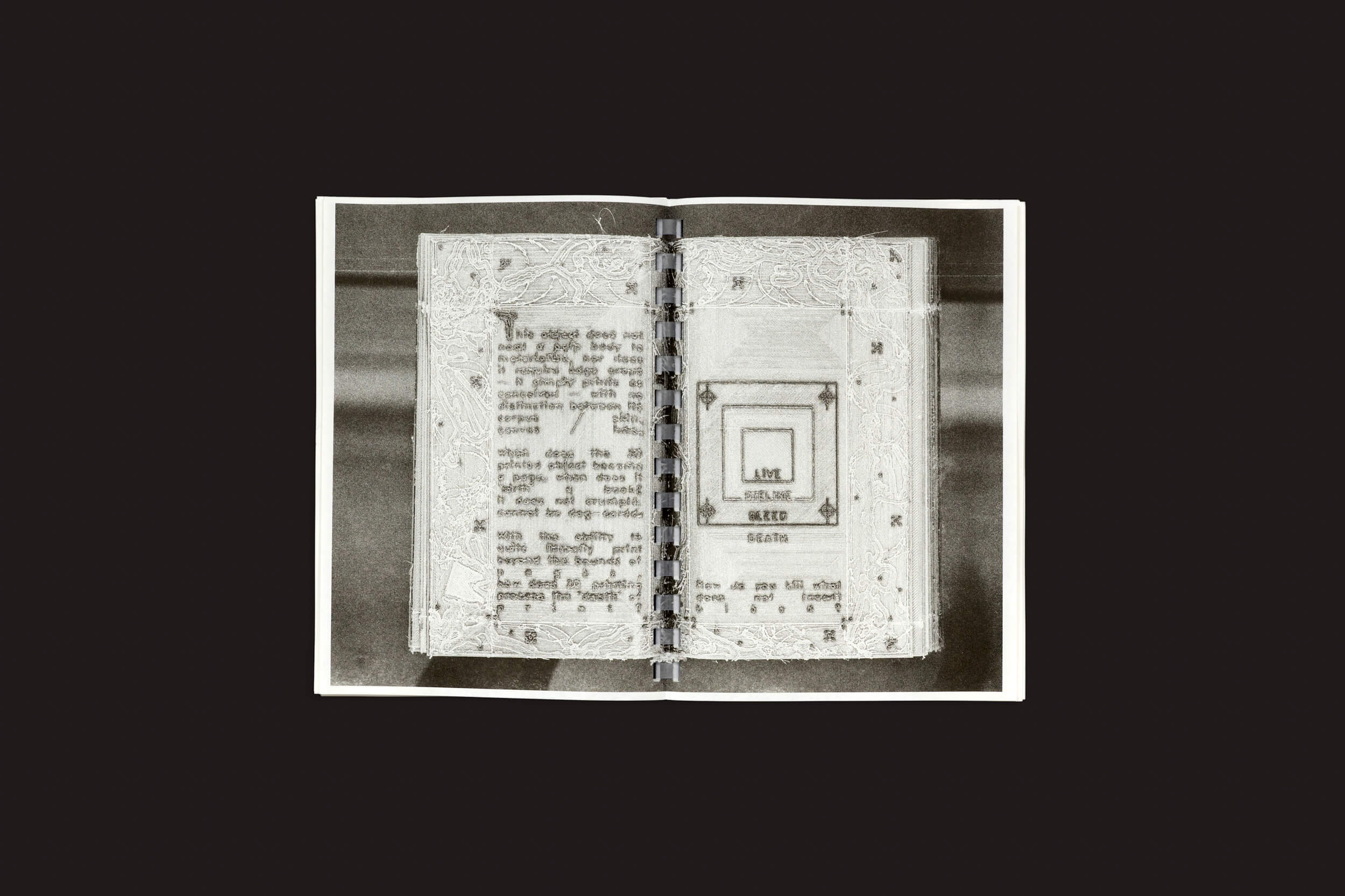 Darius Ou: Corpus da Temporary Press apresenta um livro aberto com bordas ornamentadas e texto em tons de cinza parcialmente obscurecido contra um fundo preto. O texto borrado acrescenta ao seu apelo enigmático, com o livro mantido aberto em uma pasta de argolas de metal, reminiscente do estilo de design gráfico de Darius Ou.