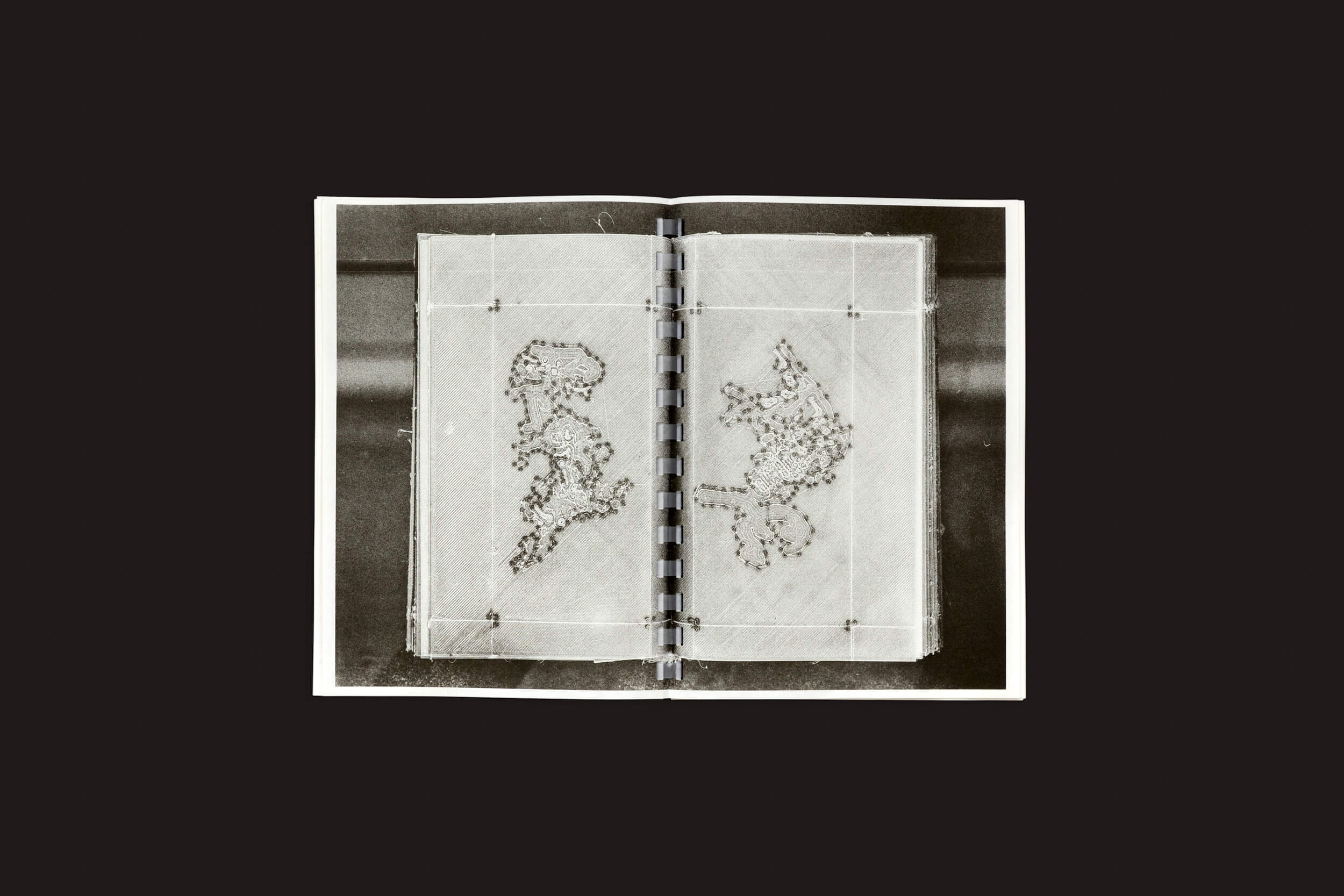 Sob o vidro, Darius Ou: Corpus da Temporary Press exibe formas abstratas e texturizadas como arte. Contra um fundo escuro, linhas e pontos criam figuras indistintas em páginas encadernadas em espiral.