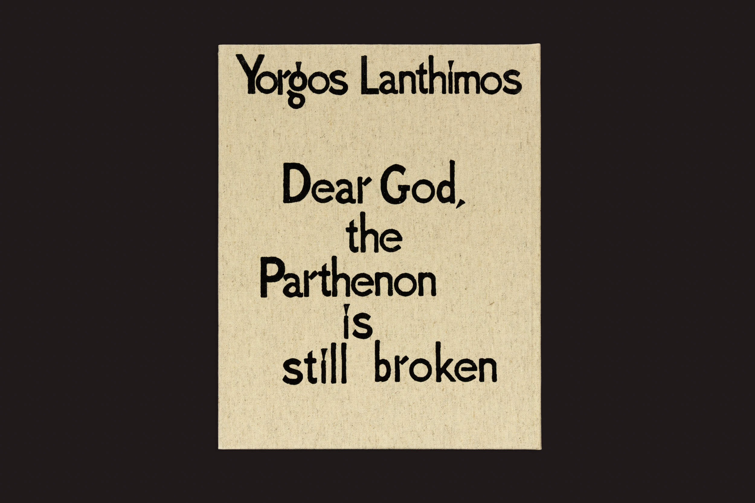 Um pôster bege apresenta texto preto: Yorgos Lanthimos: Querido Deus, o Partenon ainda está quebrado. Ele exala um charme surreal semelhante ao século XIX fotografias fotográficas. Marca: Void.