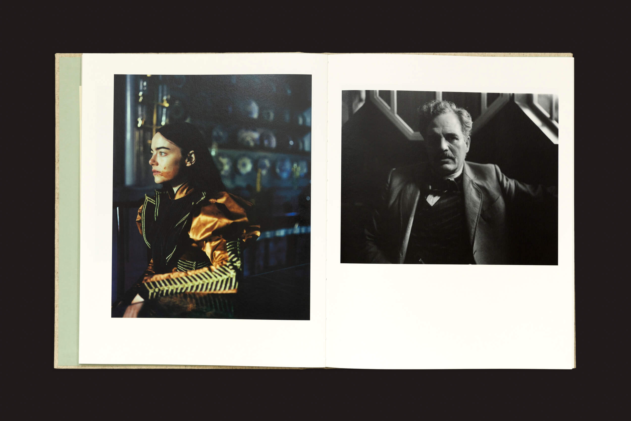 Em Yorgos Lanthimos: Dear God, the Parthenon is still broken de Void, a página da esquerda mostra uma pessoa vestida de laranja e preto, com cabelos longos, olhando de lado, enquanto a da direita revela uma foto em preto e branco, no estilo do século XIX, de um indivíduo mais velho sentado em uma escada em traje formal.