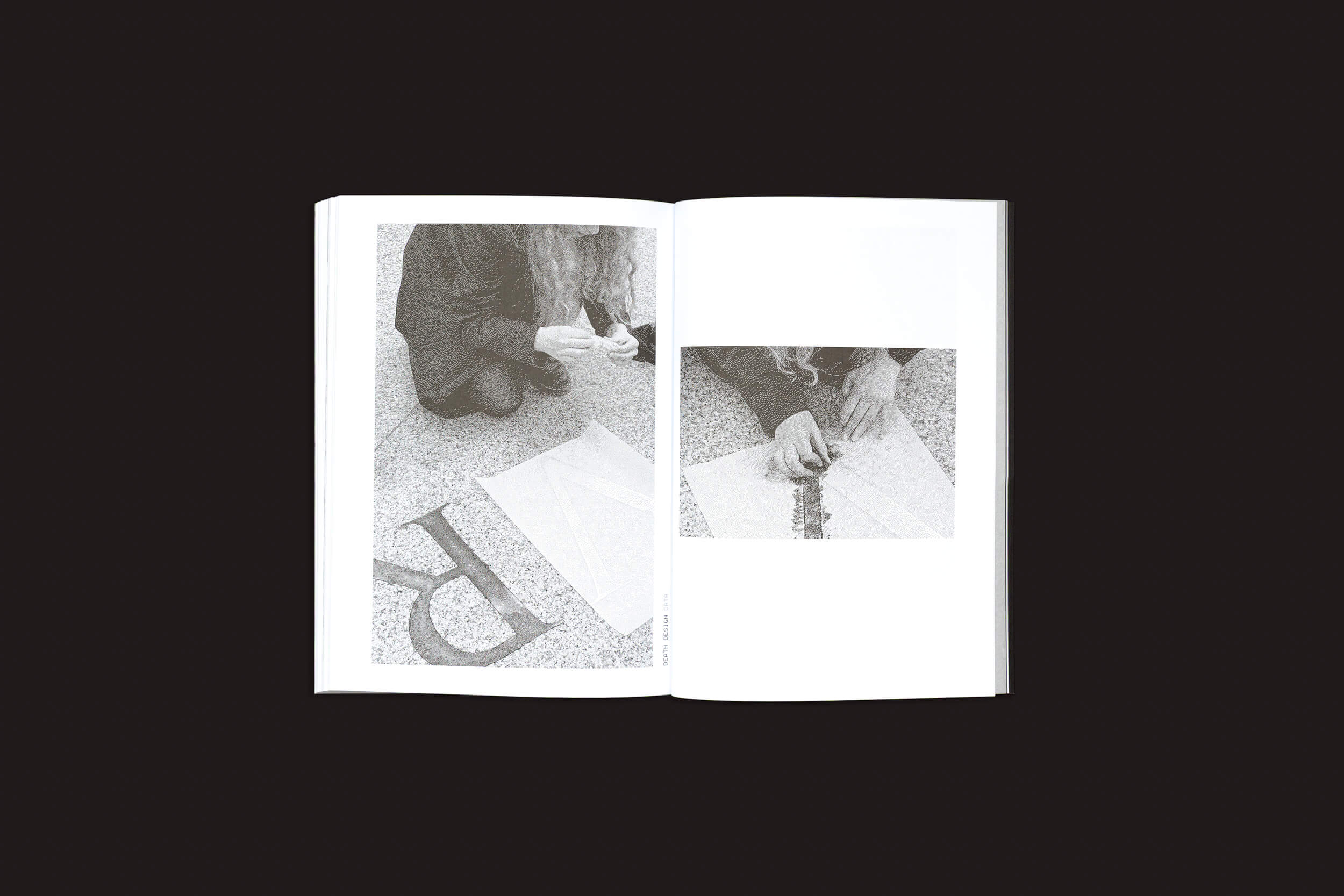 Uma propagação de "Death Design Data" de Cecilia Casabona e Ginevra Petrozzi mostra mãos trabalhando em uma superfície texturizada com um "R", capturando a essência da arte e design. O fundo escuro evoca o mistério dos rituais contemporâneos; uma criação de Onomatopee.