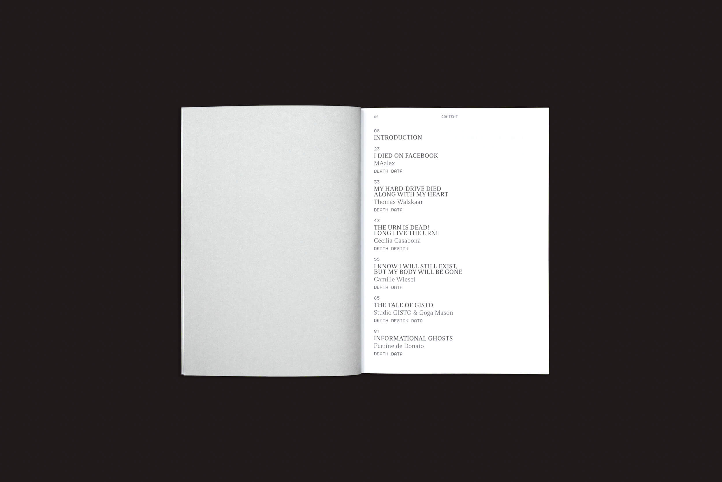 Um livro aberto contra um fundo preto mostra um índice com títulos como "Introdução", "Eu morri no Facebook" e "Fantasmas informativos", capturando a essência da decadência digital, seguidos pelos nomes dos autores e números de página. É do produto da Onomatopee, Death Design Data: Cecilia Casabona, Ginevra Petrozzi.