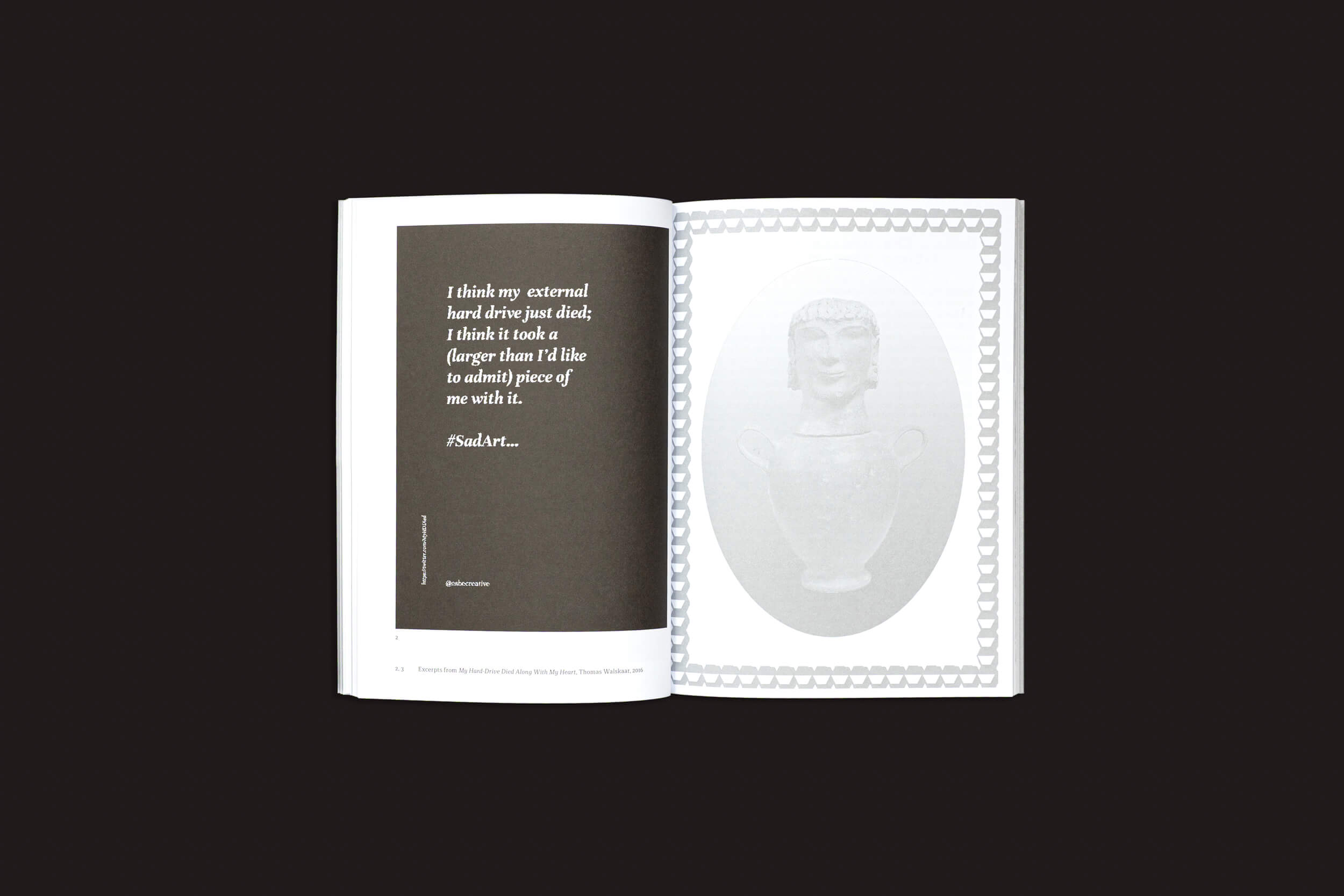 Em um fundo preto, "Death Design Data", de Cecilia Casabona e Ginevra Petrozzi, da Onomatopee, apresenta #Escultura e um identificador com temas rituais contemporâneos na página esquerda, enquanto a direita apresenta uma ilustração clássica de busto em uma moldura ornamentada, combinando arte e design perfeitamente.