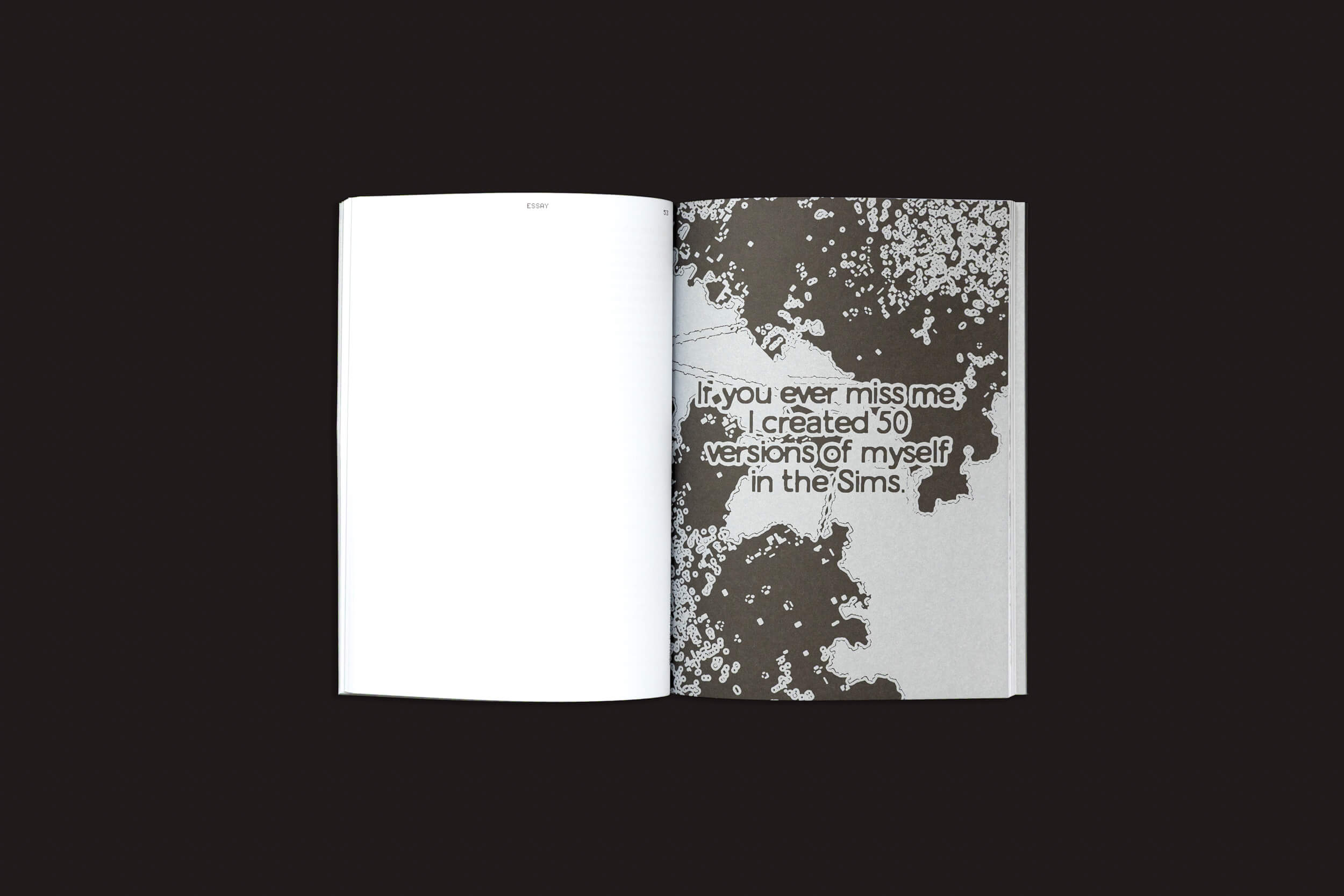 Um livro aberto exibe uma página esquerda em branco e uma página direita escura e abstrata com o texto: "Se você sentir minha falta, criei 50 versões de mim mesmo no The Sims". Este trabalho da Death Design Data: Cecilia Casabona, Ginevra Petrozzi para Onomatopee explora sutilmente a mortalidade digital contra um fundo totalmente preto.