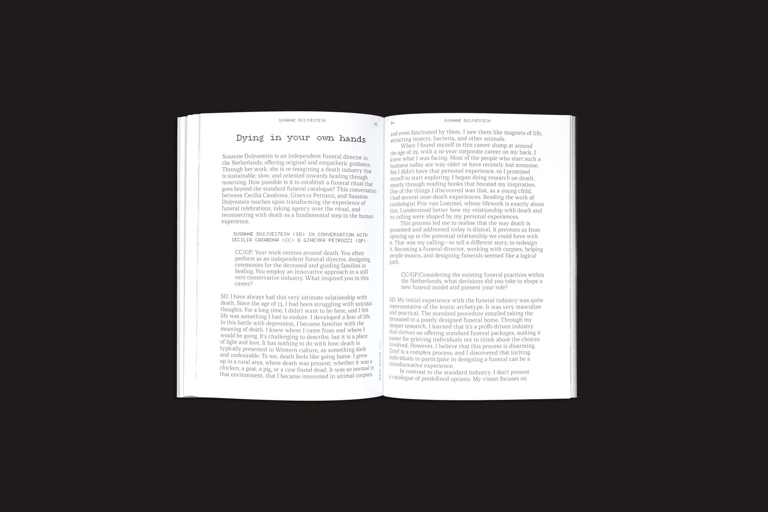 O livro "Death Design Data", de Cecilia Casabona e Ginevra Petrozzi, da Onomatopee, explora rituais contemporâneos de doença terminal e morte, apresentando um texto preto sobre fundo branco para destacar seus temas profundos.