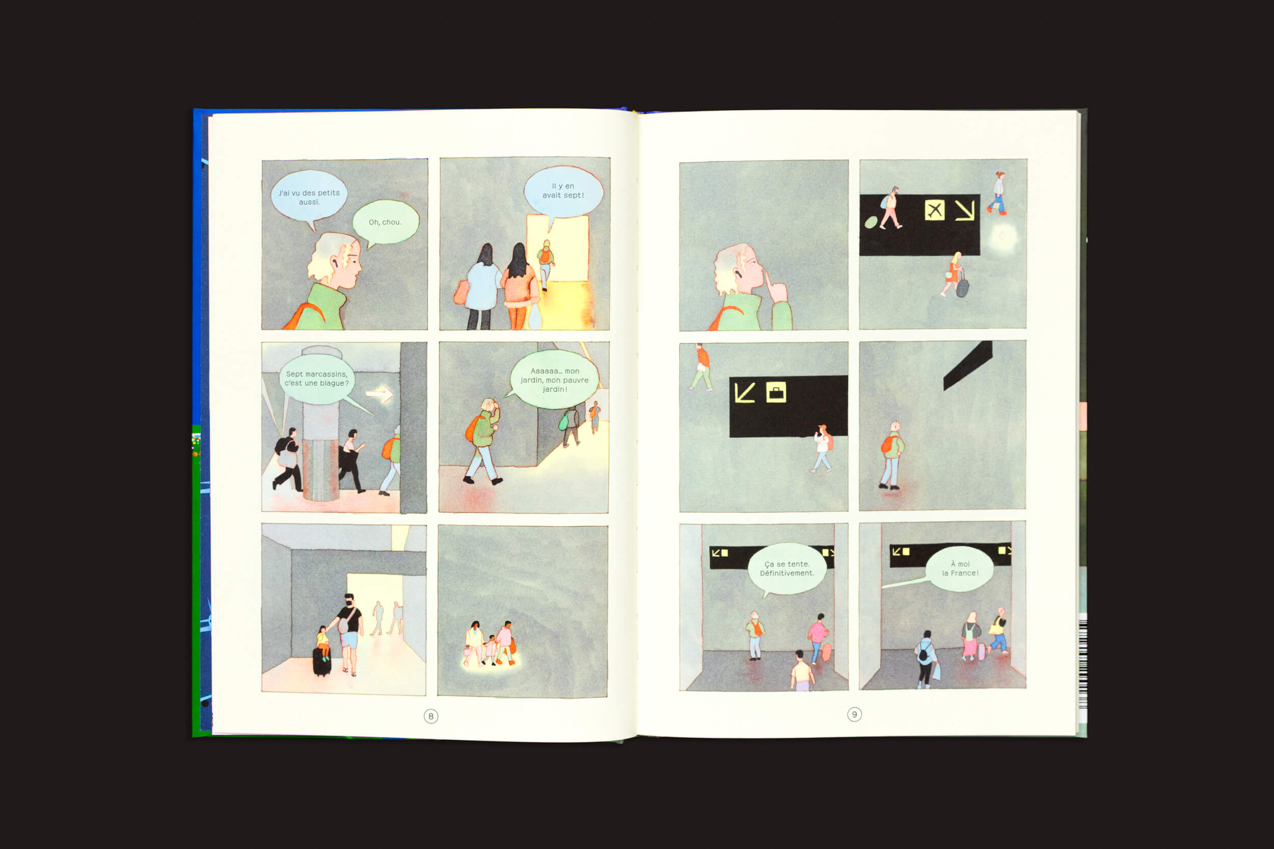 A história em quadrinhos "André Derainne: Des fourmis dans les jambes", da Fidéle Editions, mostra pessoas ilustradas em um aeroporto, algumas falando francês, com cores discretas e fundos simples que tecem narrativas sutis.