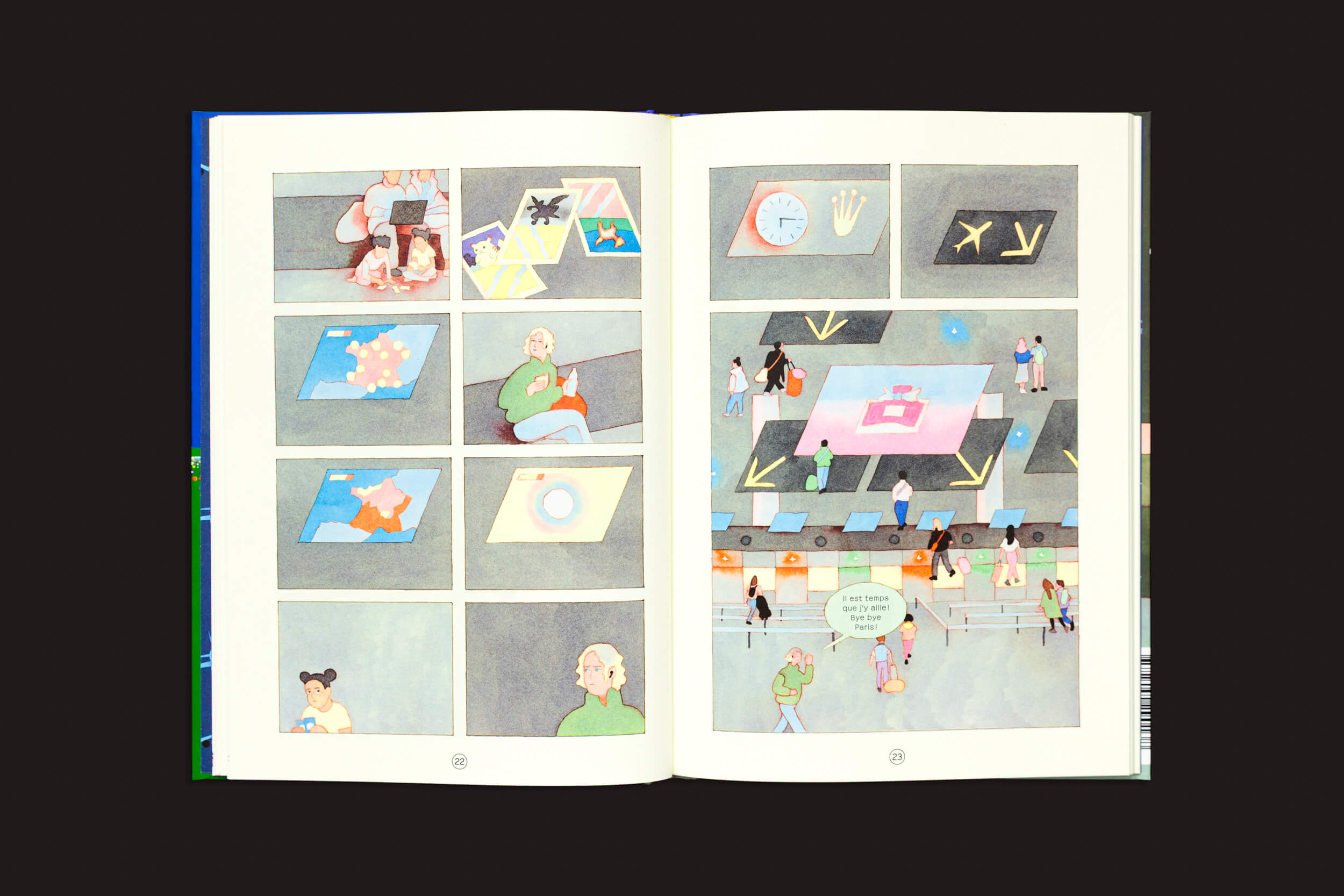 Uma cópia aberta de "André Derainne: Des fourmis dans les jambes", da Fidéle Editions, exibe painéis em estilo de história em quadrinhos ambientados em um aeroporto, com relógios, placas, bagagens e viajantes para retratar histórias de espera e movimento no terminal.