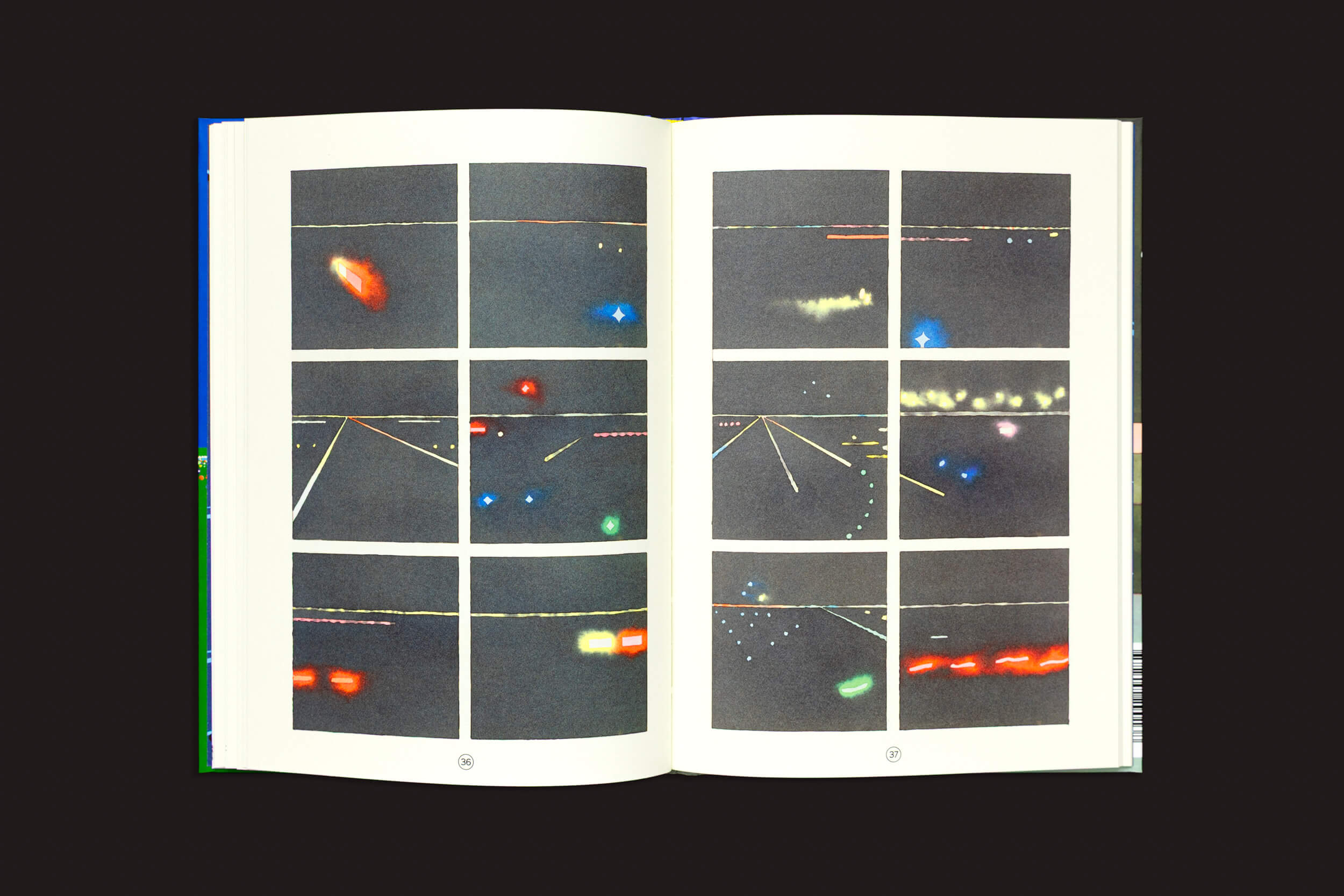 O livro aberto "André Derainne: Des fourmis dans les jambes", da Fidéle Editions, mostra doze imagens abstratas e borradas de luzes e linhas coloridas sobre fundos escuros, dispostas em uma grade que lembra histórias de quadrinho.