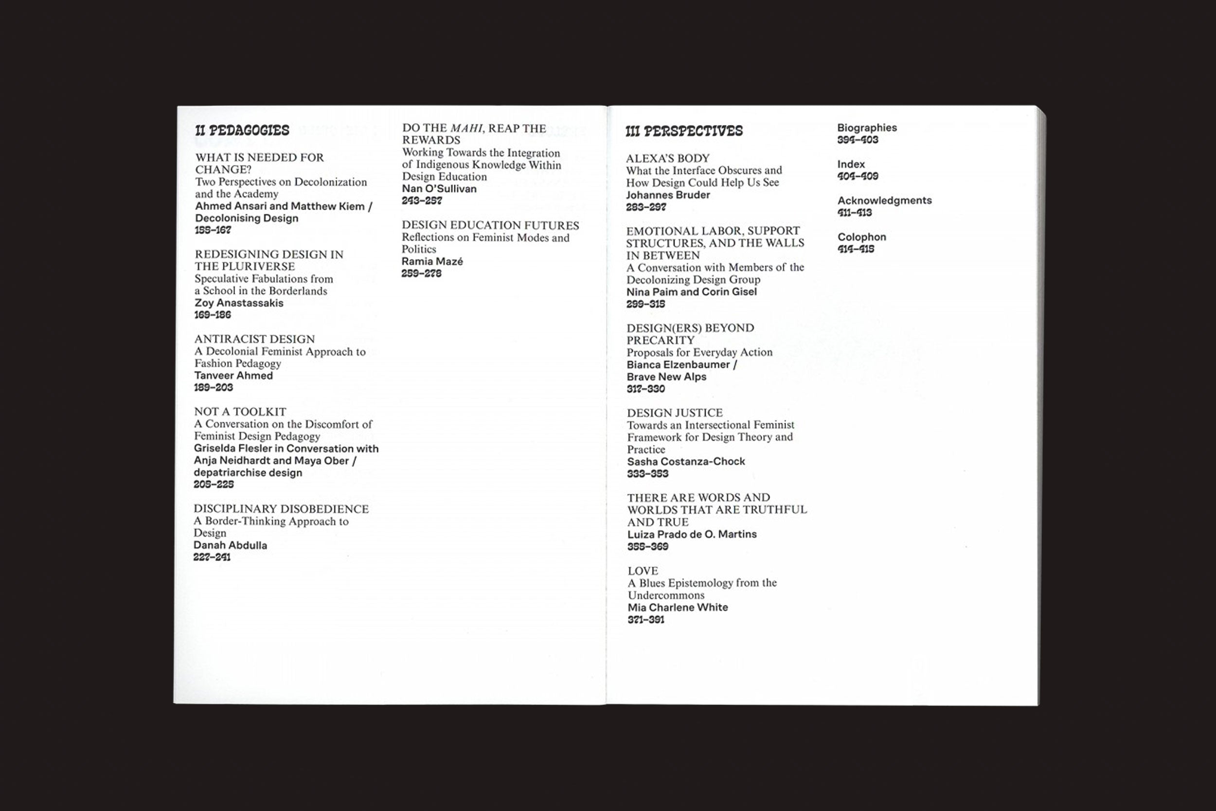 O livro aberto, "Design Struggles - Intersecting Histories, Pedagogies, and Perspectives" de Claudia Mareis e Nina Paim (Valiz), exibe um índice minimalista em preto e branco com as seções "Pedagogies" e "Perspectives" em um fundo escuro.