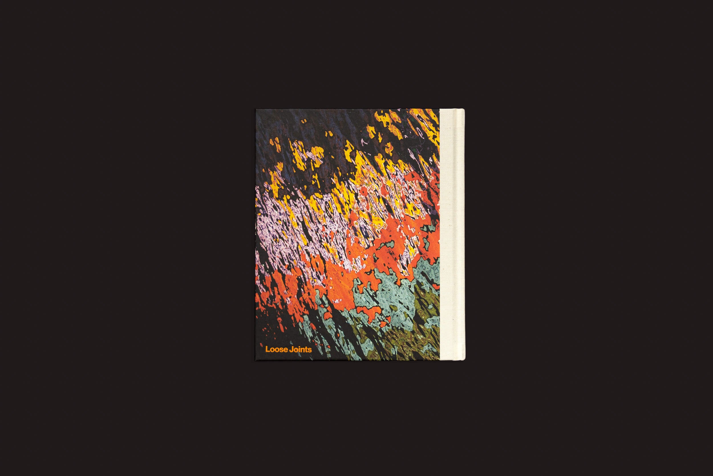 O livro Pia Riverola: Días da Loose Joints apresenta uma capa abstrata colorida com respingos de rosa, laranja, amarelo e azul claro em um fundo escuro. A lombada de cor clara realça o apelo visual, com Loose Joints sutilmente colocado em um pequeno texto no canto inferior esquerdo.