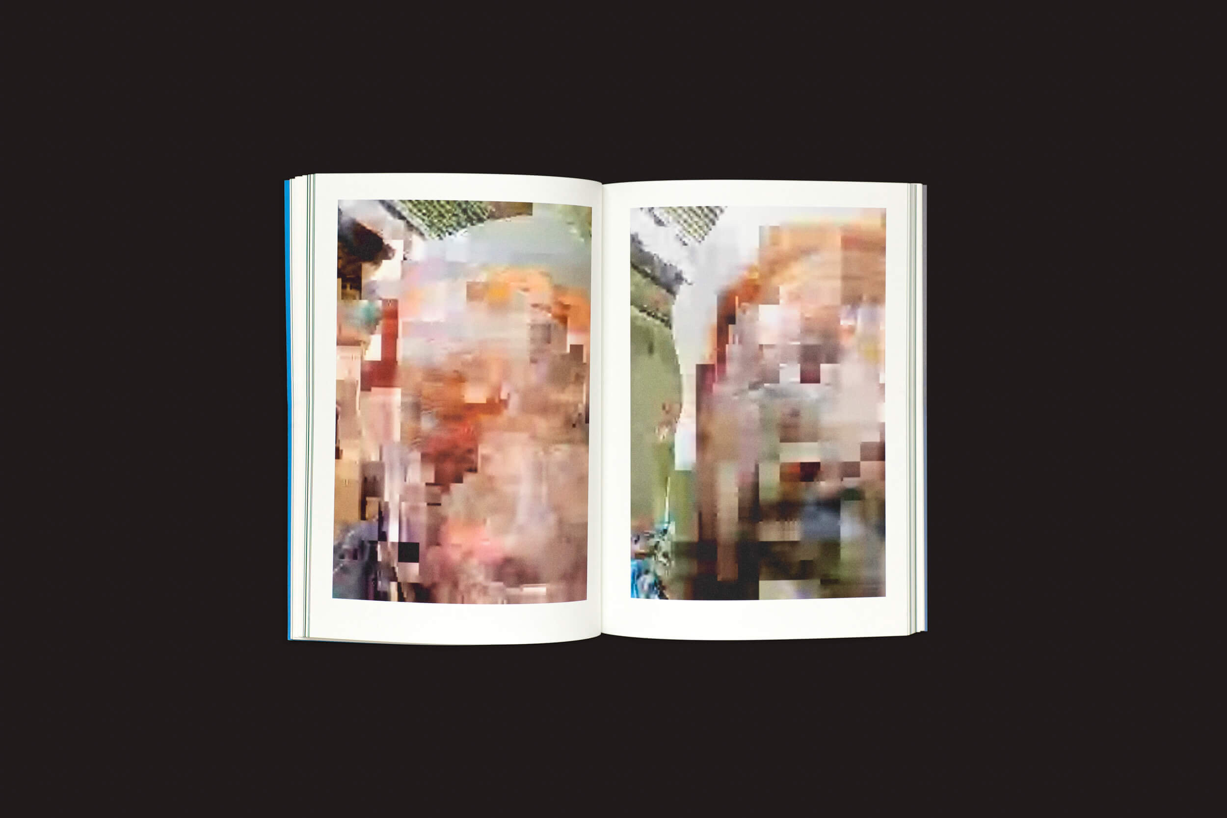 Um livro aberto de Taysir Batniji: Disruptions, do Loose Joints, exibe páginas pixeladas e borradas refletindo a exploração artística de Batniji das perturbações em Gaza contra um fundo preto sólido.