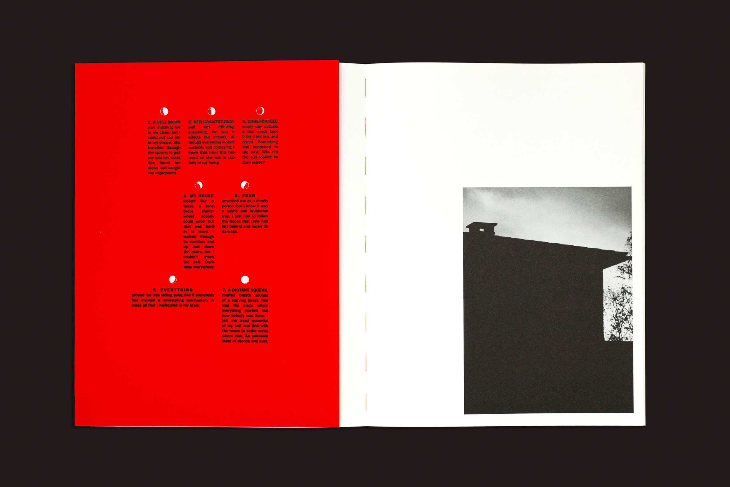 Sobre fundo preto, um livreto está aberto com a página esquerda em vermelho, com pequeno texto branco e marcadores. A página direita exibe uma fotografia evocativa de "Dream Moons", de Yurian Quintanas, Prêmio Nobel de Vazio, mostrando a silhueta de um edifício e galhos de árvores contra um céu nublado.