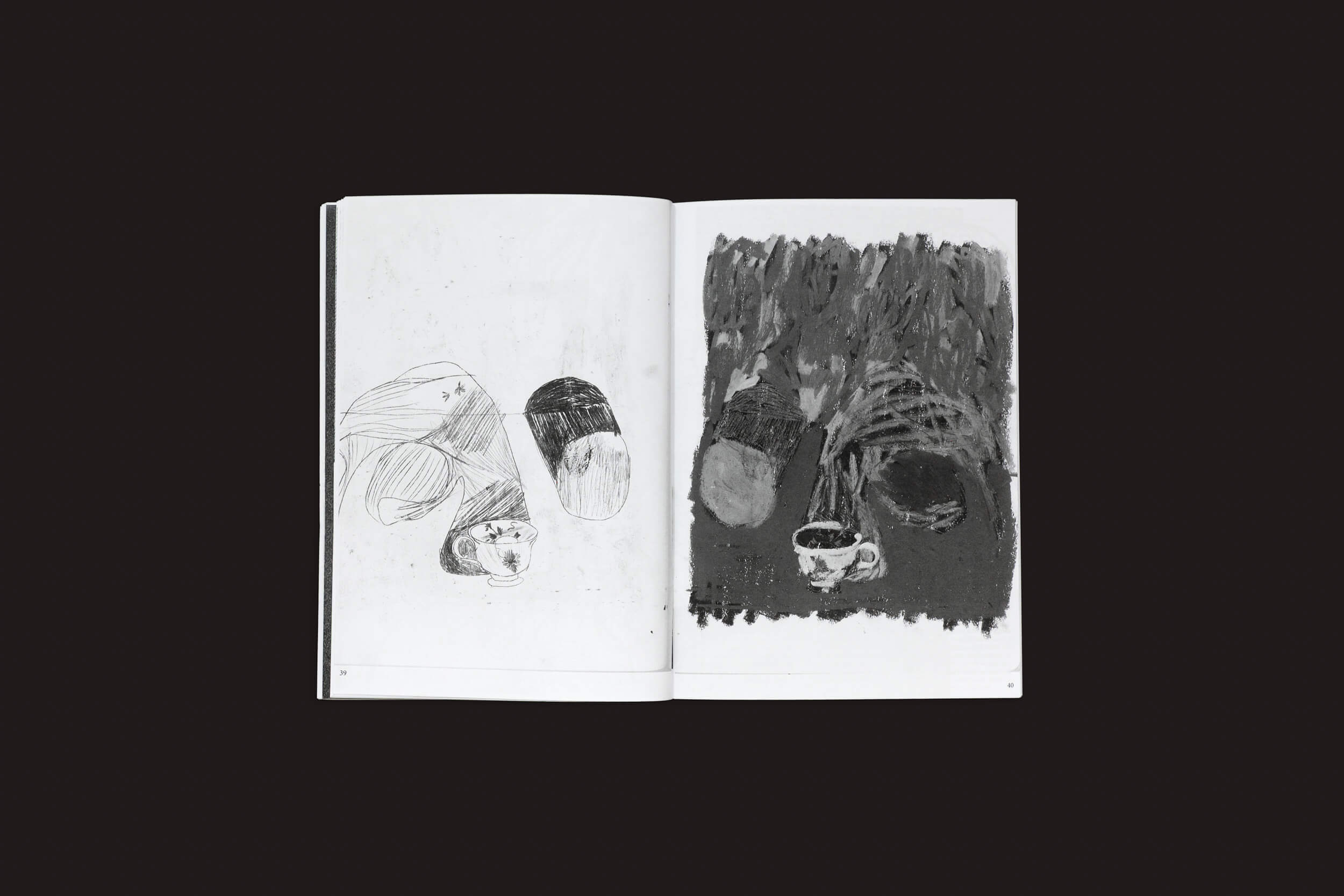 Um caderno de esboços aberto em preto exibe formas abstratas em preto e branco, ecoando o estilo da Zine finlandesa, com sombreamento escuro na página direita inspirado na Música contemporânea — muito parecido com o espírito vanguardista de Edistyksen Voima #9: v/a, do Ultraääni.
