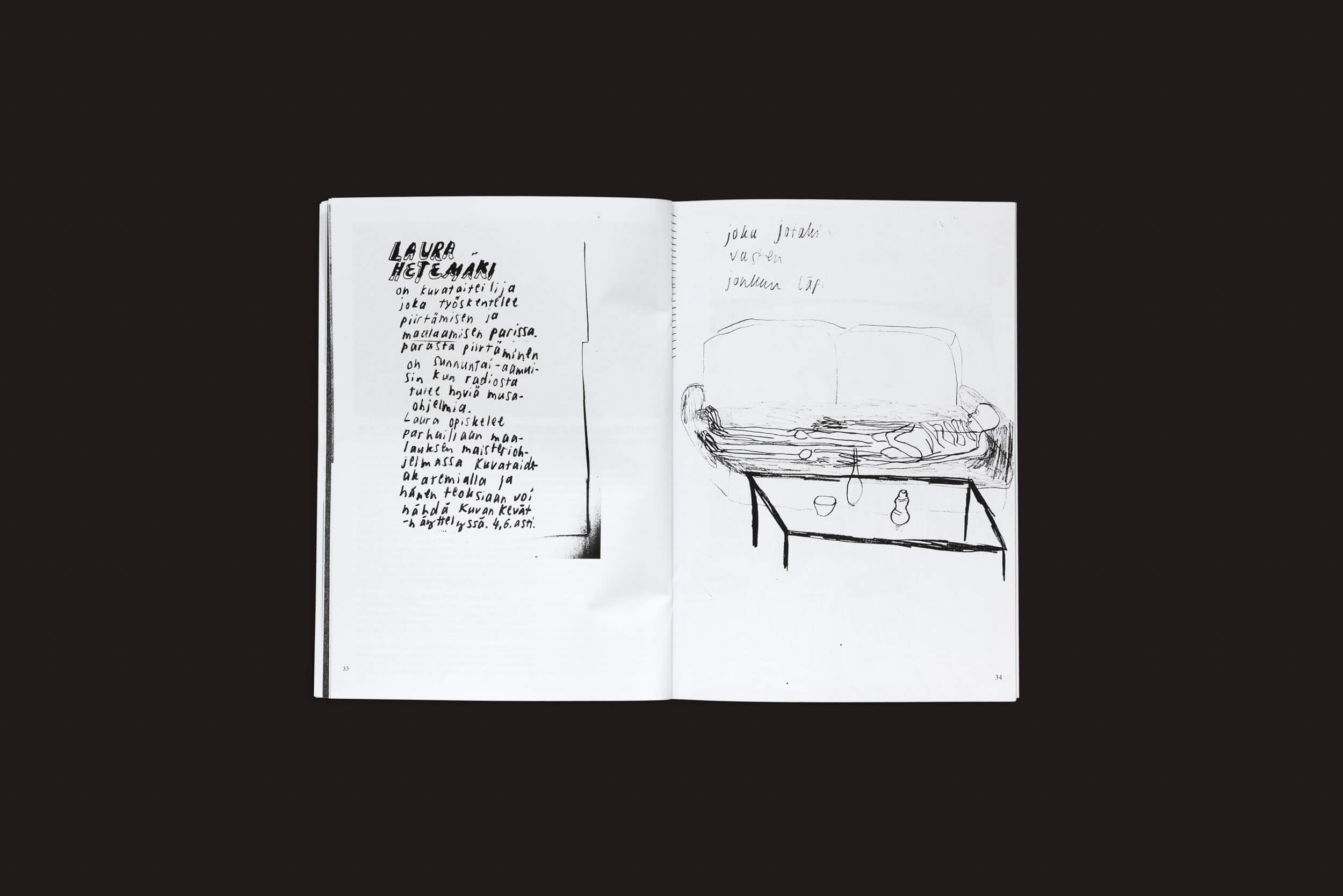 Um caderno de esboços aberto sobre uma superfície escura exibe um texto manuscrito inspirado em Edistyksen Voima #9: v/a, de Ultraääni, na página esquerda e um desenho minimalista em preto e branco de um sofá e uma mesa de centro à direita.