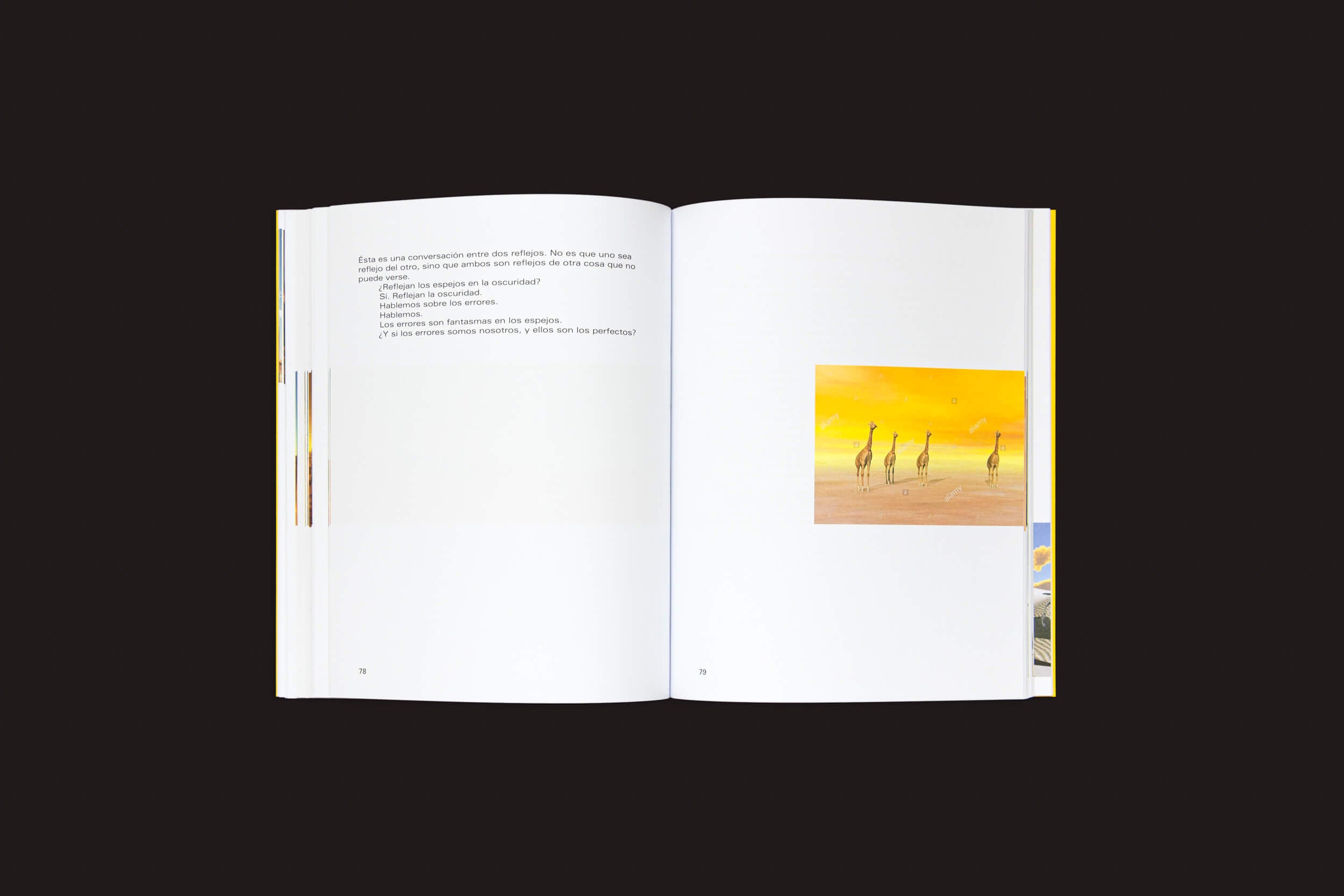 Um exemplar aberto de Martín Bollati: El mundo es un tubo da SED Editorial revela um texto na página esquerda e uma cena de pôr do sol com girafas na direita, evocando uma mistura hipnotizante semelhante a gêneros híbridos, onde histórias convergem como ilhas no vasto Oceano Atlântico.