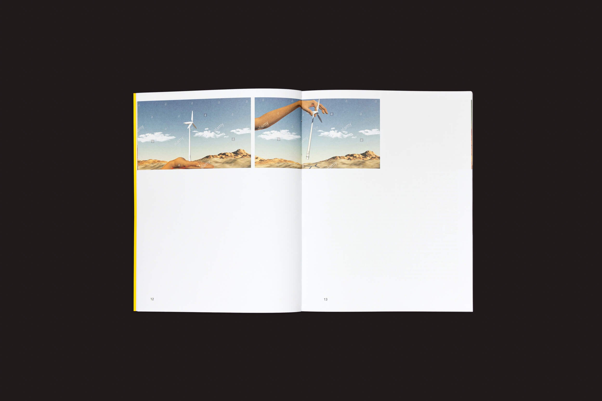 Um livro aberto contra um fundo escuro mostra, na página esquerda, um deserto com duas turbinas eólicas se fundindo em géneros híbridos; na direita, uma mão esboça uma terceira turbina. As páginas restantes estão em sua maioria em branco. Isso é destaque em Martín Bollati: El mundo es un tubo da SED Editorial.