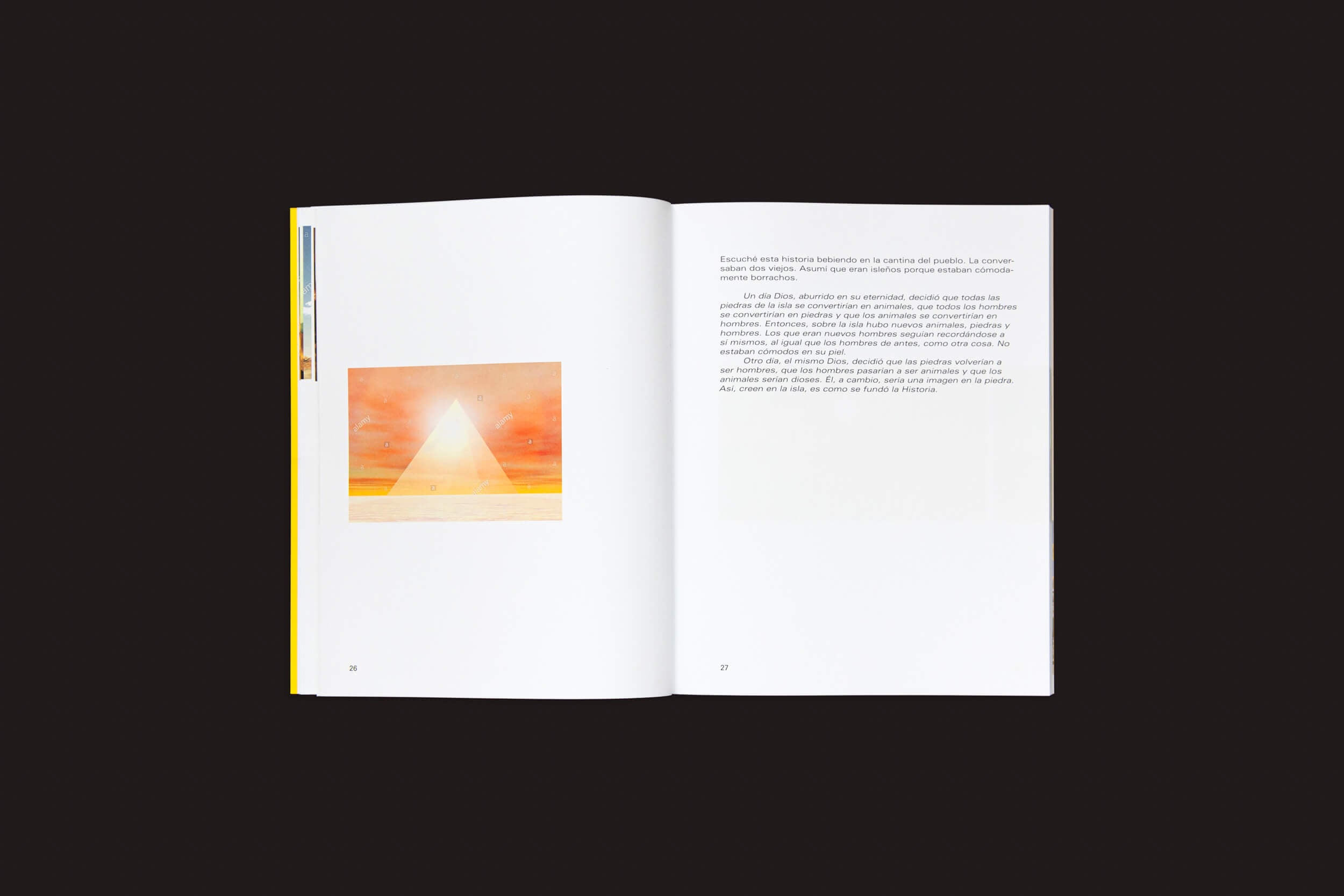 O produto Martín Bollati: El mundo es un tubo da SED Editorial mostra um livro aberto contra um fundo simples, com a página esquerda apresentando um triângulo brilhante sobre um céu laranja ilha. A página 35 à direita contém texto em uma única coluna, e as páginas são numeradas 34 e 35.