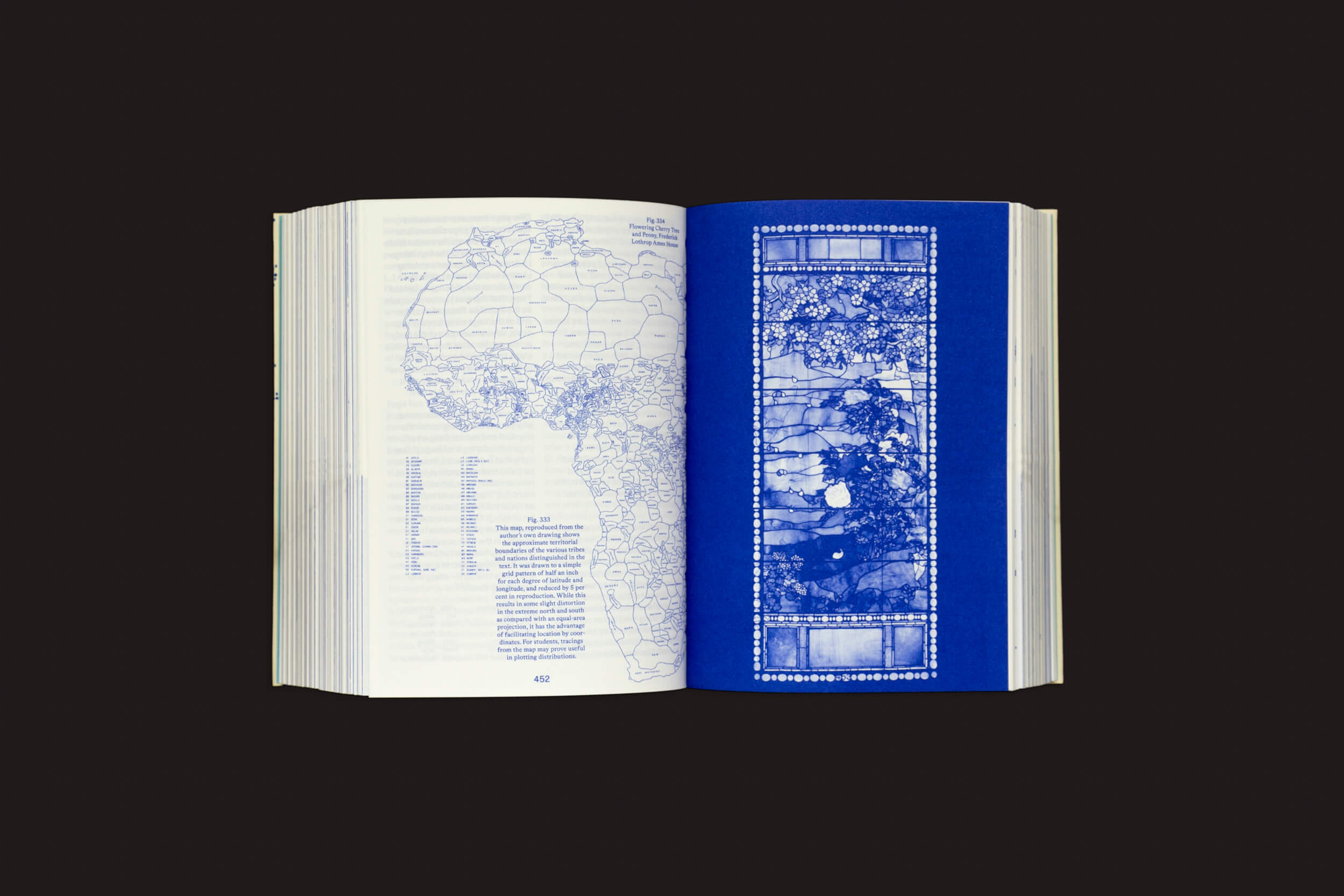 Anna Püschel: Encyclopedia of the Uncertain, da The Eriskay Connection, está aberta sobre um fundo escuro, com um mapa e um intrincado design azul simbolizando a curiosidade global e a exploração do conhecimento.