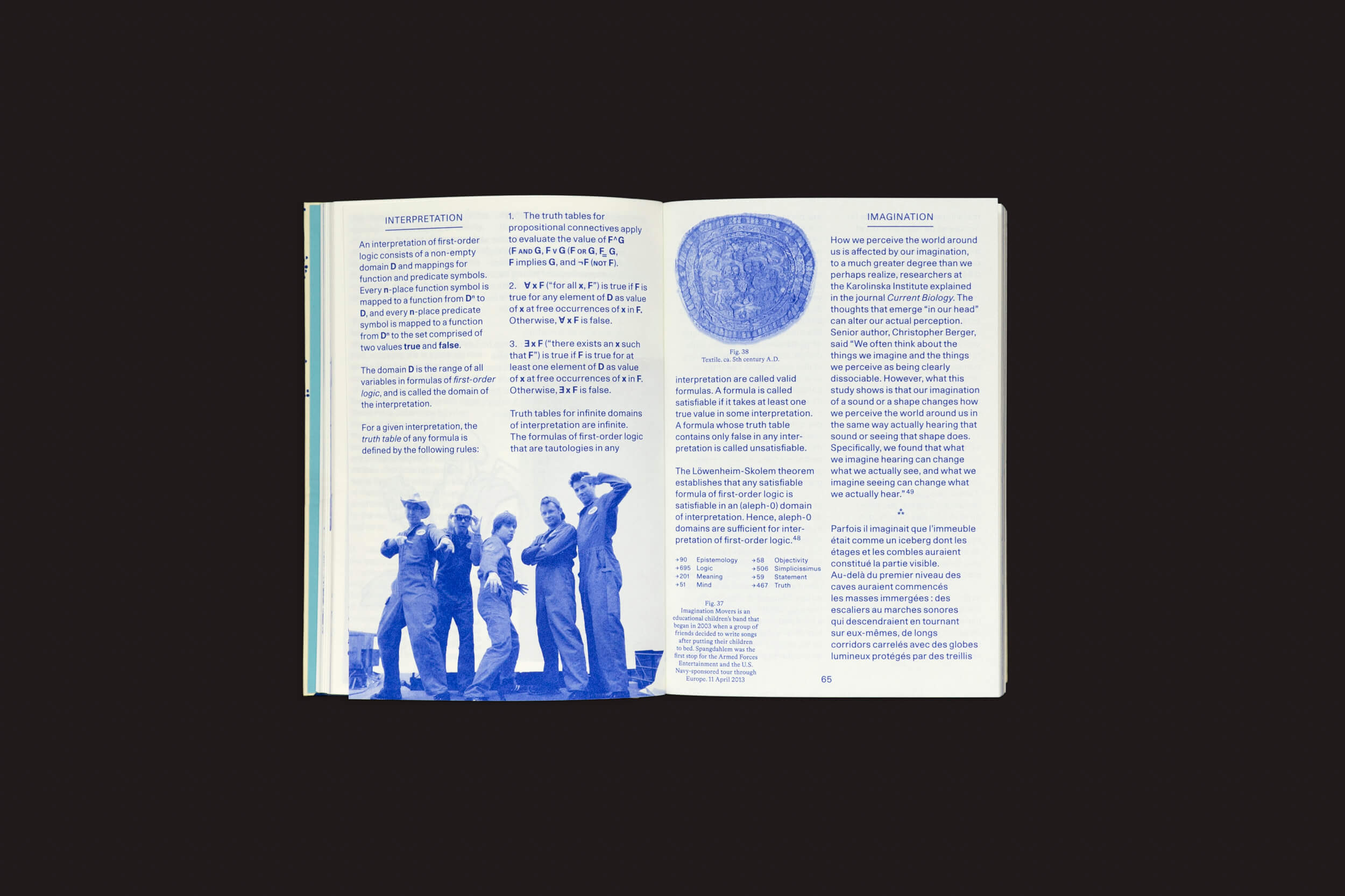 Um livro aberto revela texto e imagens em tons de azul. À esquerda, três trabalhadores em uniformes e capacetes protegem os olhos da luz. A página da direita tem uma imagem oval acima de uma passagem de Anna Püschel, exibindo sutilmente conhecimento. É Anna Püschel: Encyclopedia of the Uncertain de The Eriskay Connection.