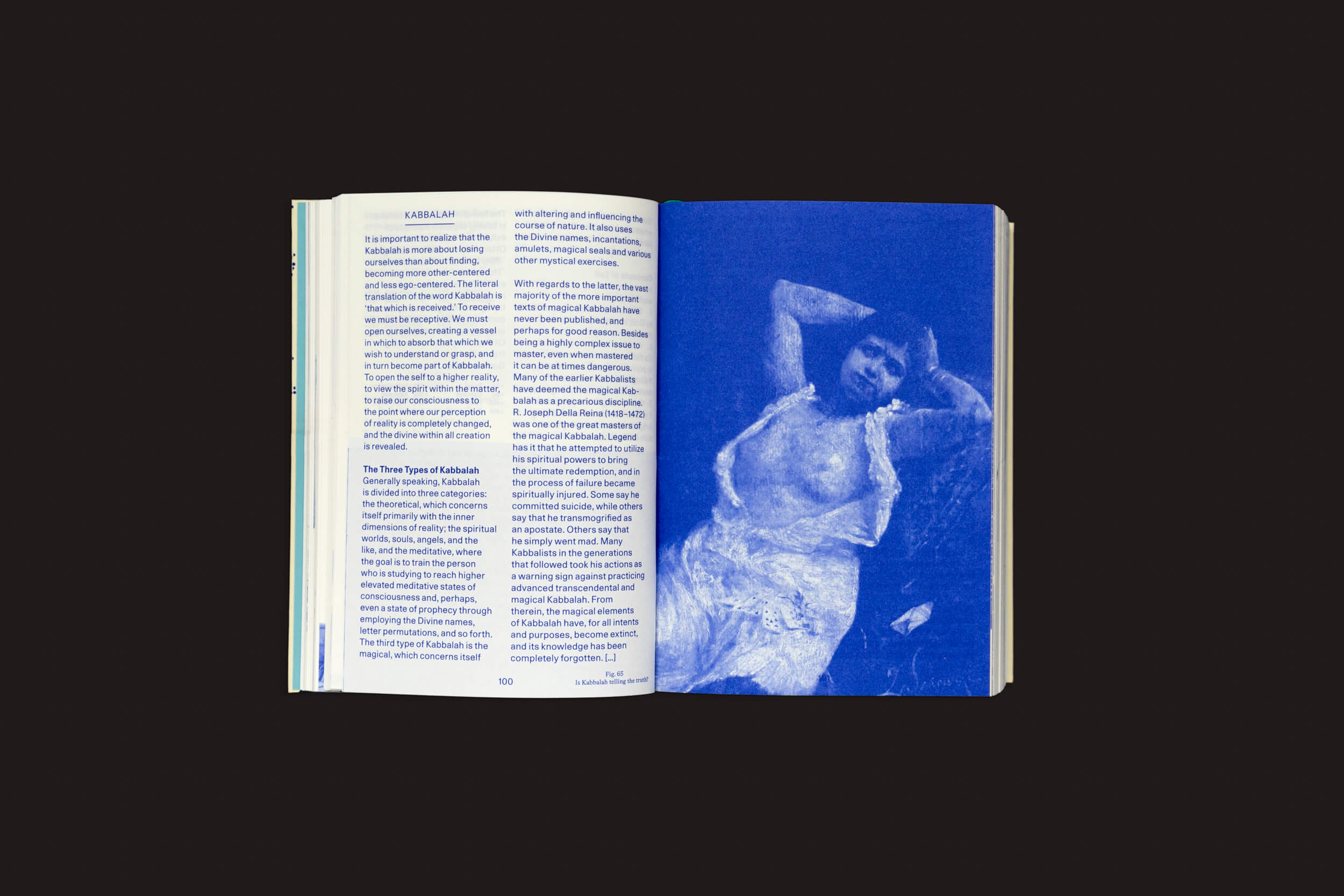 Um livro, intitulado Anna Püschel: Encyclopedia of the Uncertain por The Eriskay Connection, está aberto em uma superfície escura. A página da esquerda menciona Kabbalah e The Tree Spirit of Kabbalah, enquanto a da direita apresenta a imagem monocromática azul de Püschel de uma pessoa reclinada, misturando serenidade com incerteza.