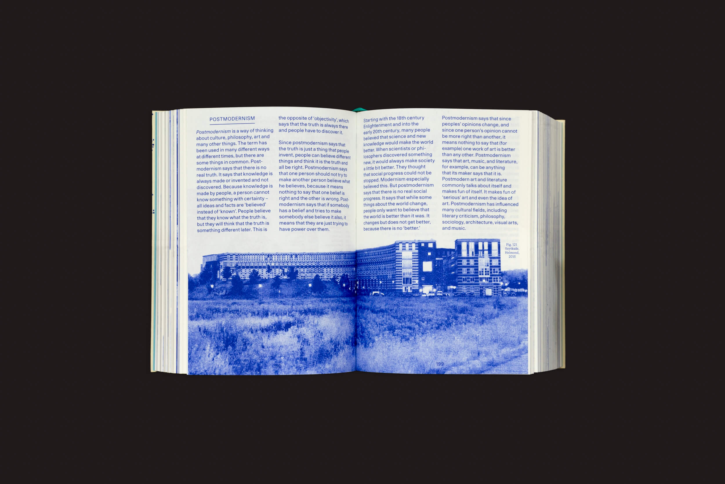Um livro aberto, Anna Püschel: Encyclopedia of the Uncertain de The Eriskay Connection, repousa sobre um fundo preto. Ele apresenta colunas de texto ao lado de uma foto em tons de azul de um edifício em um campo gramado, misturando conhecimento com beleza da incerteza.