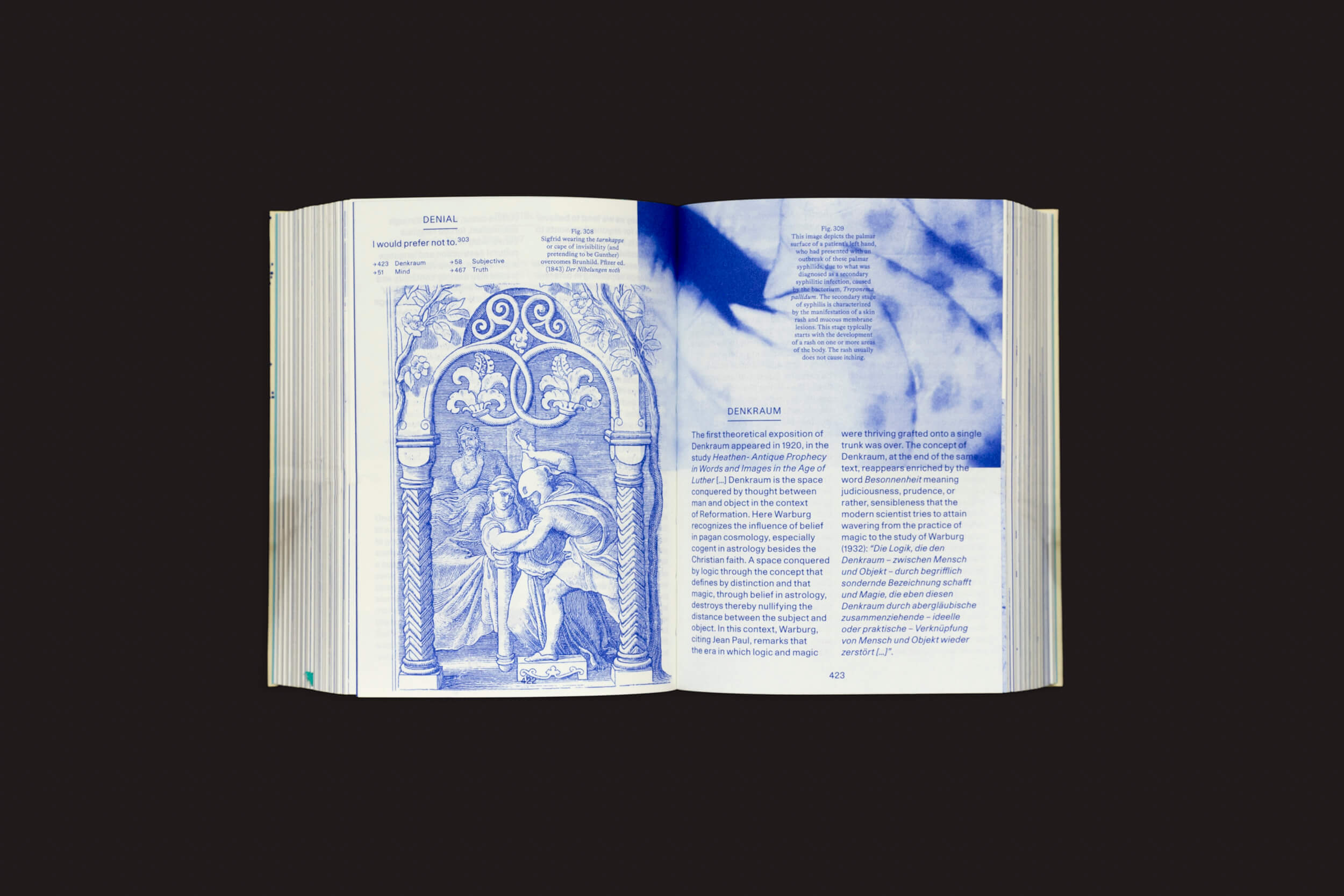 Um livro aberto de Anna Püschel: Encyclopedia of the Uncertain do The Eriskay Connection repousa contra um fundo escuro. A página da esquerda exibe um arco ornamentado com figuras simbolizando incerteza, enquanto a da direita desdobra parágrafos de profundo conhecimento com ilustrações e texto em azul.