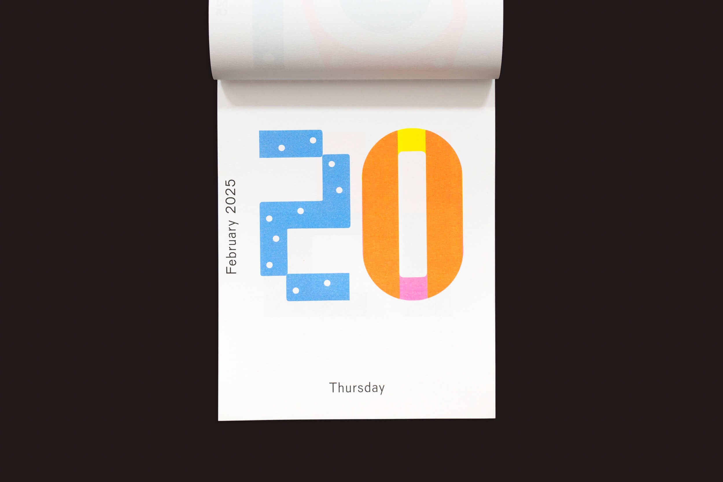 Uma página de calendário inspirada em Karel Martens para 20 de fevereiro de 2025, do Calendário 2025 / Cada dia é um novo dia da Roma Publications, apresenta um 2 em negrito com detalhes em azul e branco e um 0 destacado com laranja e rosa vibrantes sobre um fundo escuro, ecoando impressões tipográficas monocromáticas.