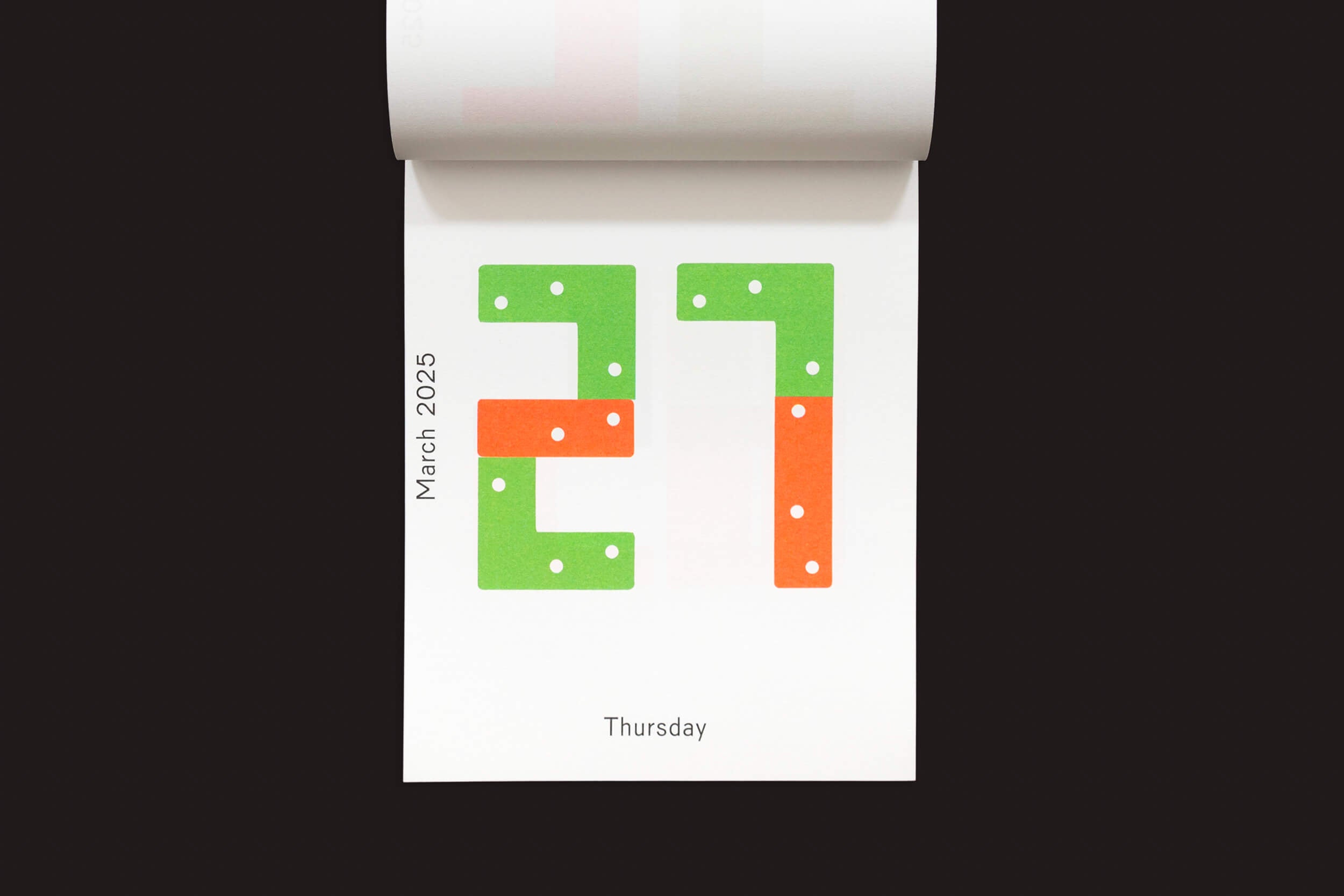 A página de 2025 do Karel Martens: Calendário 2025 da Roma Publications exibe 27 de março com 27 em verde vibrante e laranja em um fundo preto elegante, com quinta-feira elegantemente escrito na parte inferior, capturando o talento artístico de Karel Martens.